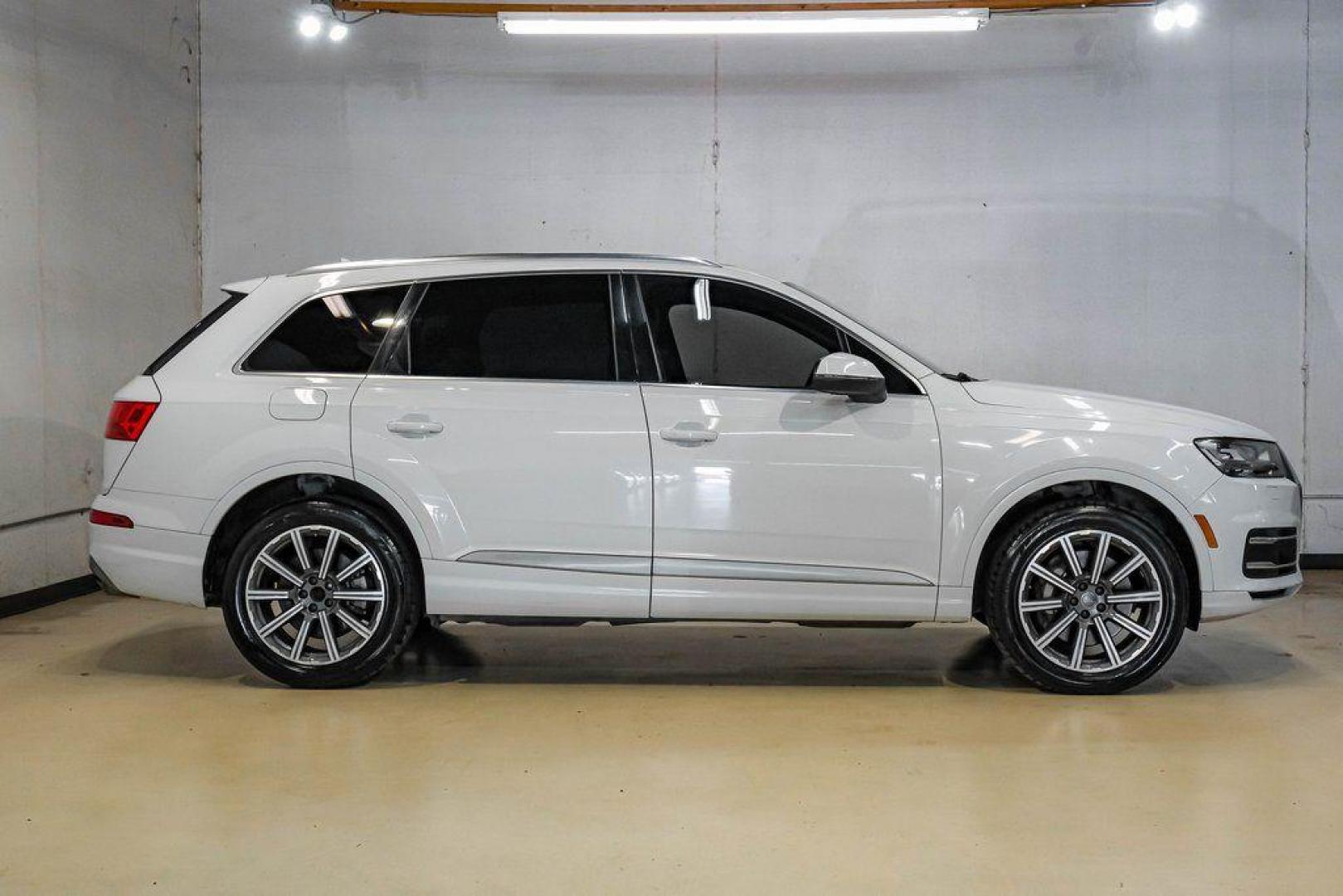 2017 Carrara White /Nougat Brown Audi Q7 3.0T Premium Plus (WA1LAAF7XHD) with an 3.0L TFSI V6 DOHC engine, Automatic transmission, located at 15300 Midway Rd., Addison, TX, 75001, (972) 702-0011, 32.958321, -96.838074 - Photo#9