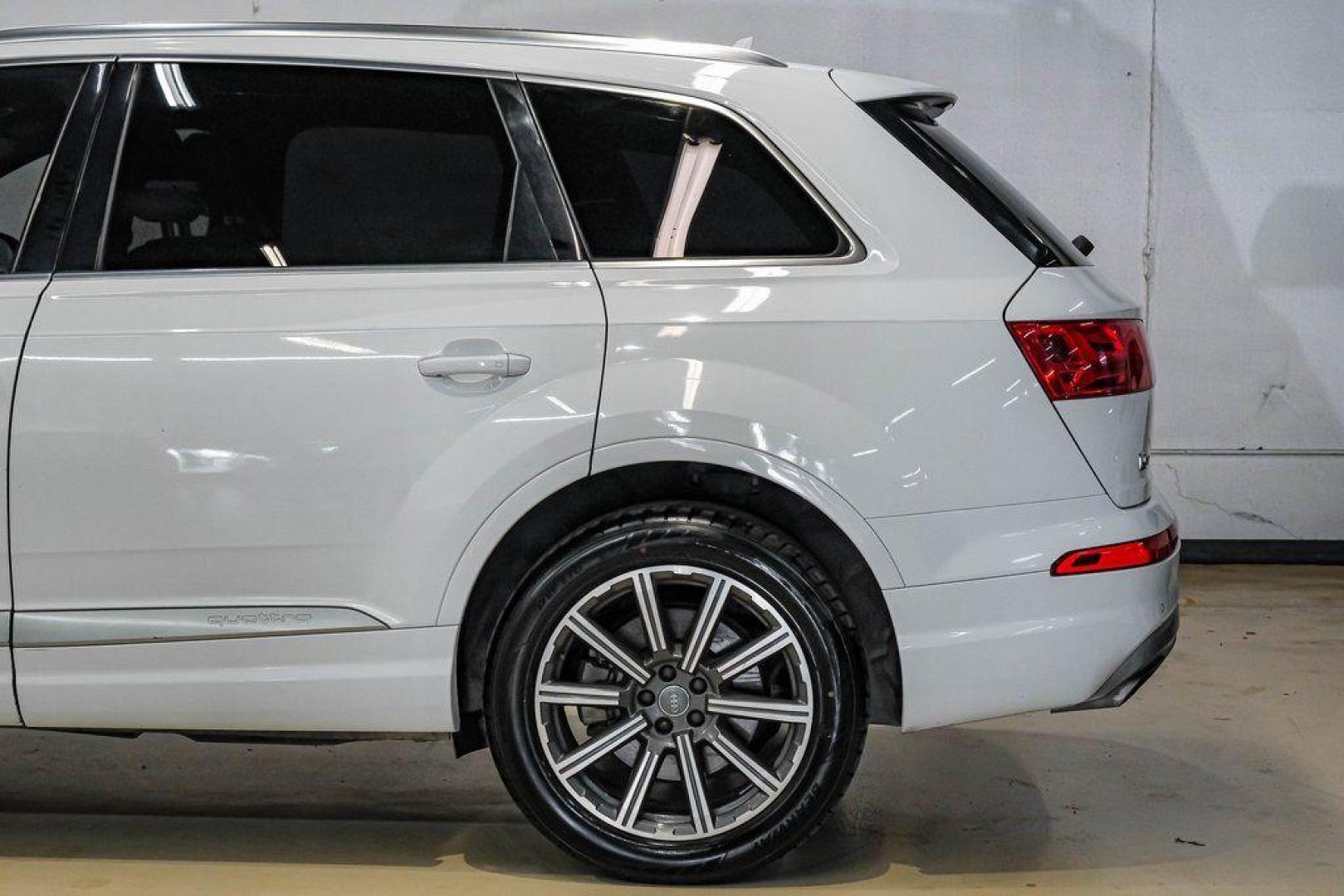 2017 Carrara White /Nougat Brown Audi Q7 3.0T Premium Plus (WA1LAAF7XHD) with an 3.0L TFSI V6 DOHC engine, Automatic transmission, located at 15300 Midway Rd., Addison, TX, 75001, (972) 702-0011, 32.958321, -96.838074 - Photo#17