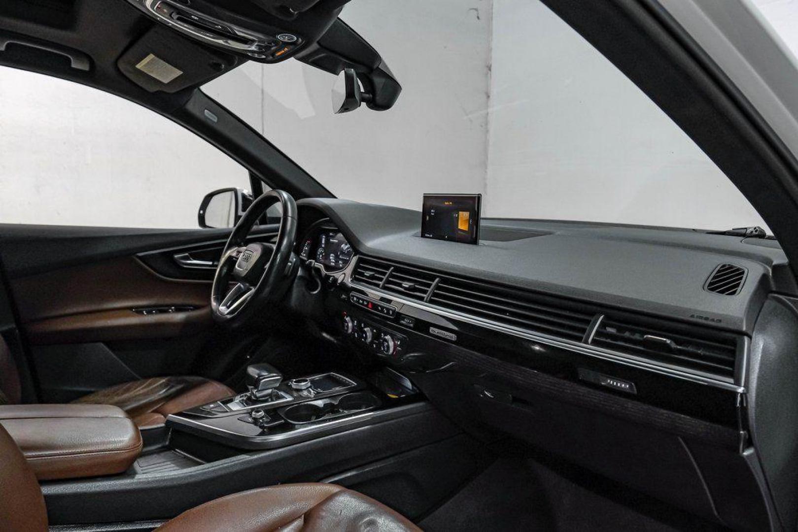 2017 Carrara White /Nougat Brown Audi Q7 3.0T Premium Plus (WA1LAAF7XHD) with an 3.0L TFSI V6 DOHC engine, Automatic transmission, located at 15300 Midway Rd., Addison, TX, 75001, (972) 702-0011, 32.958321, -96.838074 - Photo#18