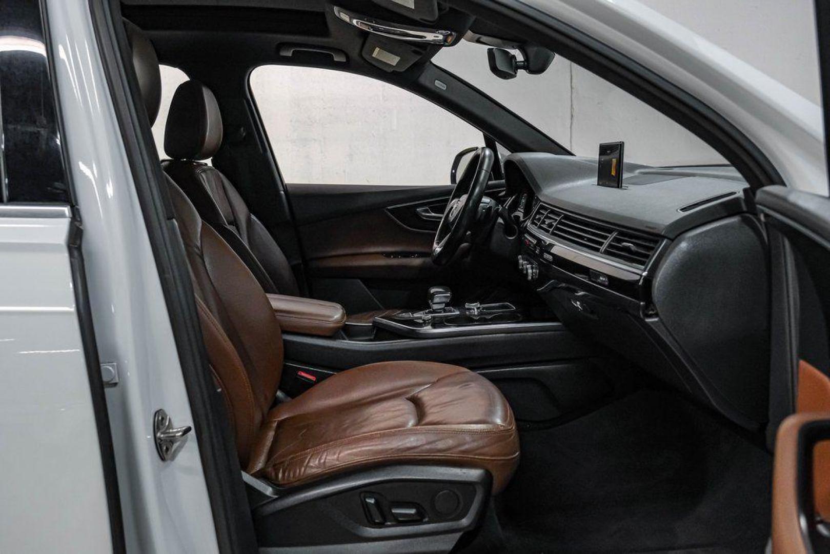 2017 Carrara White /Nougat Brown Audi Q7 3.0T Premium Plus (WA1LAAF7XHD) with an 3.0L TFSI V6 DOHC engine, Automatic transmission, located at 15300 Midway Rd., Addison, TX, 75001, (972) 702-0011, 32.958321, -96.838074 - Photo#36