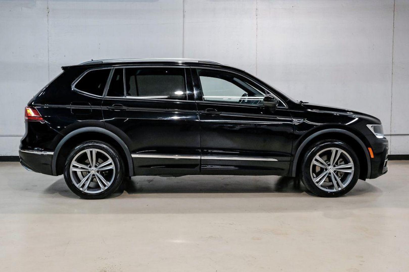2019 Deep Black /Titan Black Volkswagen Tiguan 2.0T SEL R-Line (3VV2B7AX5KM) with an 2.0L TSI DOHC engine, Automatic transmission, located at 15300 Midway Rd., Addison, TX, 75001, (972) 702-0011, 32.958321, -96.838074 - Photo#9