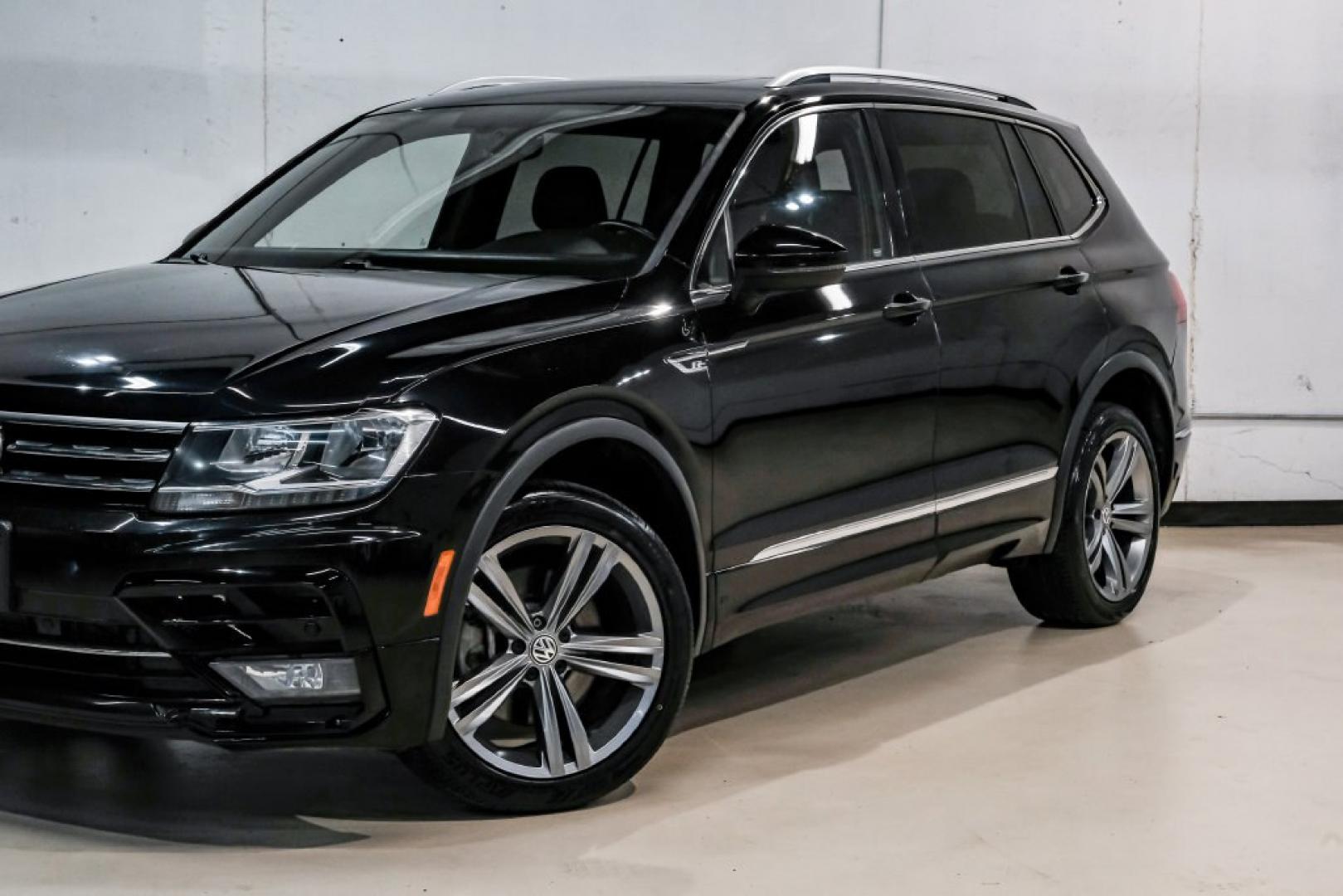 2019 Deep Black /Titan Black Volkswagen Tiguan 2.0T SEL R-Line (3VV2B7AX5KM) with an 2.0L TSI DOHC engine, Automatic transmission, located at 15300 Midway Rd., Addison, TX, 75001, (972) 702-0011, 32.958321, -96.838074- Photo#6