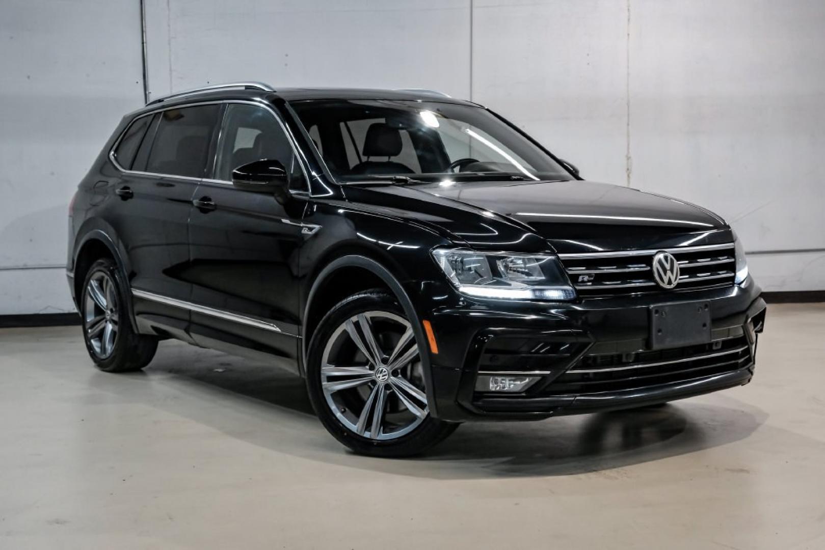 2019 Deep Black /Titan Black Volkswagen Tiguan 2.0T SEL R-Line (3VV2B7AX5KM) with an 2.0L TSI DOHC engine, Automatic transmission, located at 15300 Midway Rd., Addison, TX, 75001, (972) 702-0011, 32.958321, -96.838074- Photo#8