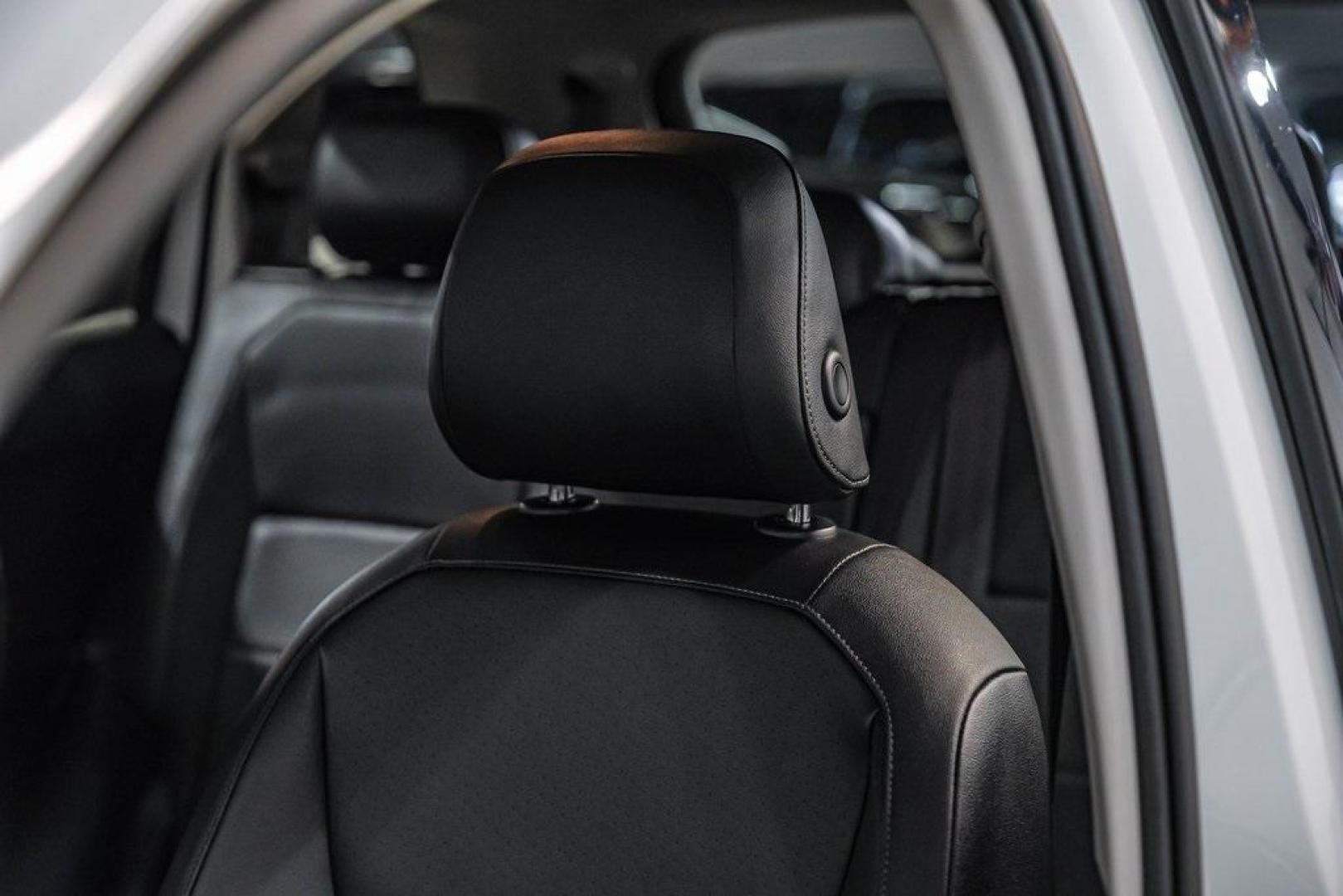 2019 Pure White /Titan Black Volkswagen Tiguan 2.0T SE (3VV3B7AX4KM) with an 2.0L TSI DOHC engine, Automatic transmission, located at 15300 Midway Rd., Addison, TX, 75001, (972) 702-0011, 32.958321, -96.838074 - Photo#34