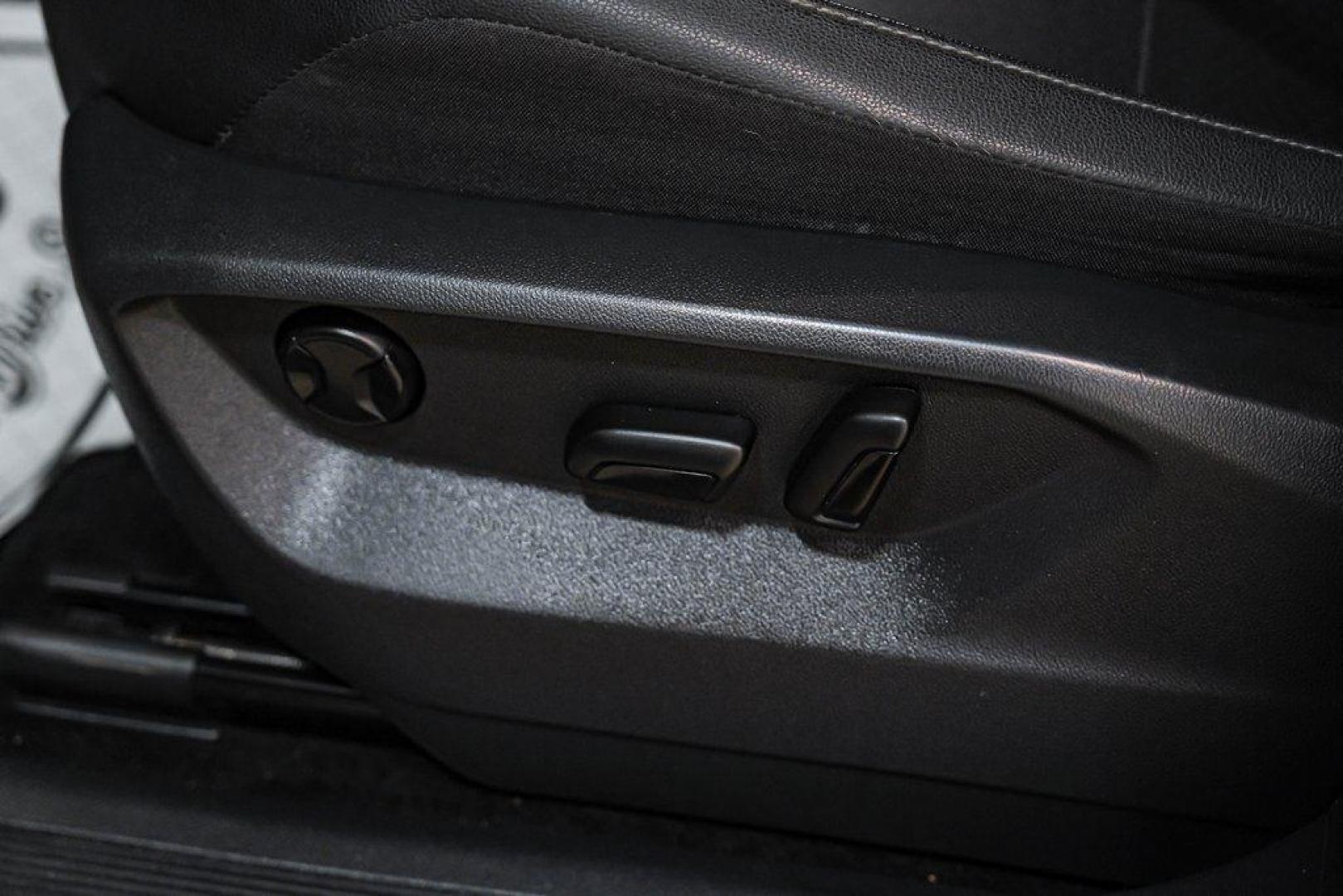 2019 Pure White /Titan Black Volkswagen Tiguan 2.0T SE (3VV3B7AX4KM) with an 2.0L TSI DOHC engine, Automatic transmission, located at 15300 Midway Rd., Addison, TX, 75001, (972) 702-0011, 32.958321, -96.838074 - Photo#35