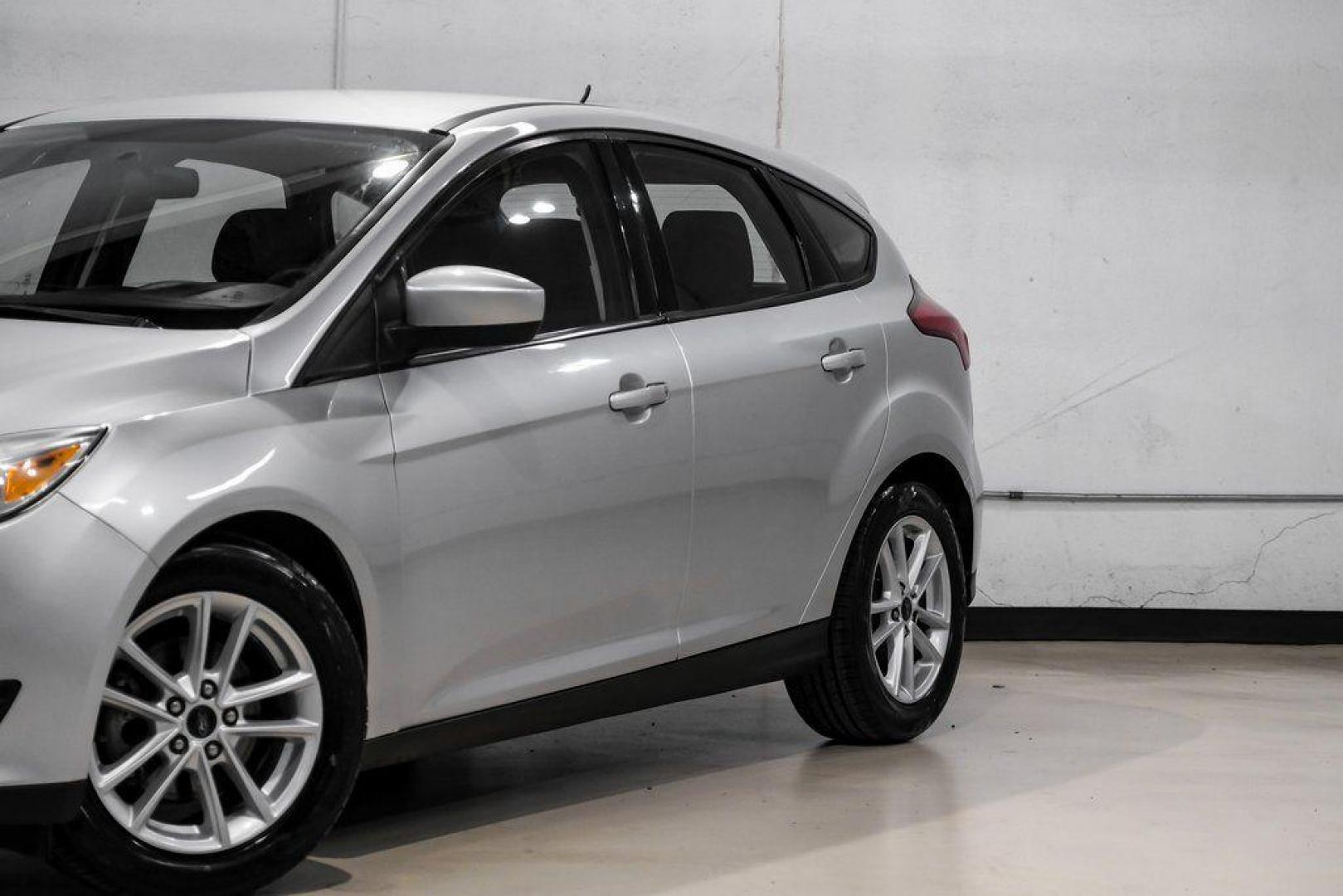 2018 Ingot Silver /Charcoal Black Ford Focus SE (1FADP3K28JL) with an 2.0L I4 DGI Ti-VCT engine, Automatic transmission, located at 15300 Midway Rd., Addison, TX, 75001, (972) 702-0011, 32.958321, -96.838074 - Photo#5