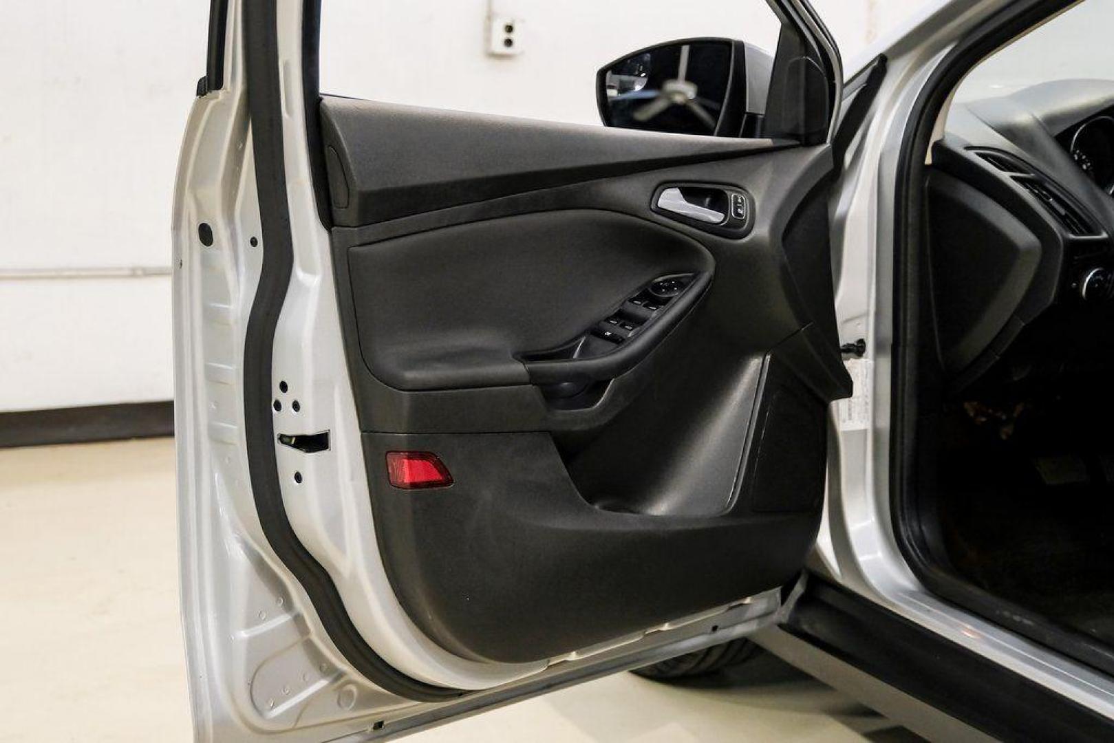 2018 Ingot Silver /Charcoal Black Ford Focus SE (1FADP3K28JL) with an 2.0L I4 DGI Ti-VCT engine, Automatic transmission, located at 15300 Midway Rd., Addison, TX, 75001, (972) 702-0011, 32.958321, -96.838074 - Photo#43