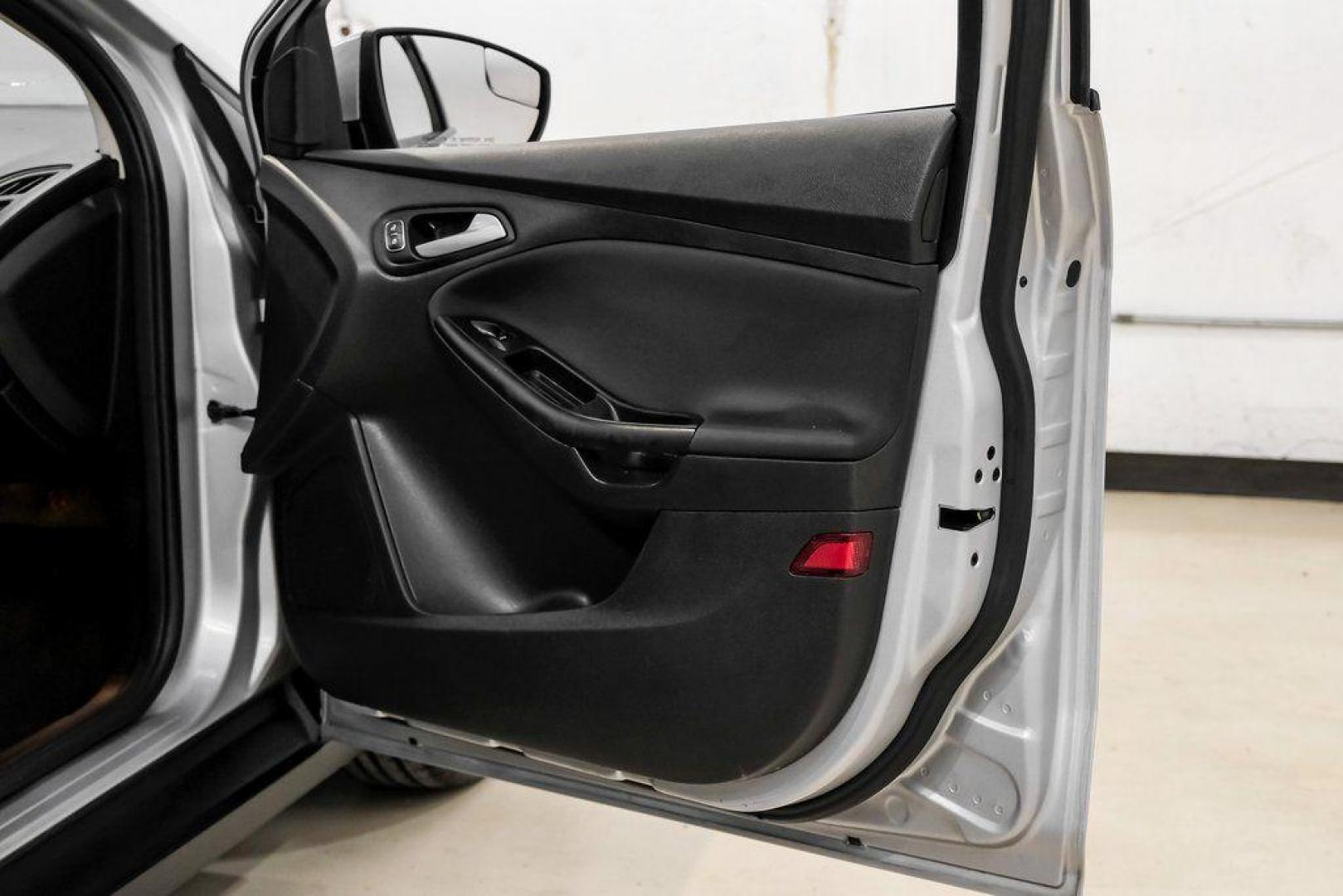 2018 Ingot Silver /Charcoal Black Ford Focus SE (1FADP3K28JL) with an 2.0L I4 DGI Ti-VCT engine, Automatic transmission, located at 15300 Midway Rd., Addison, TX, 75001, (972) 702-0011, 32.958321, -96.838074 - Photo#45