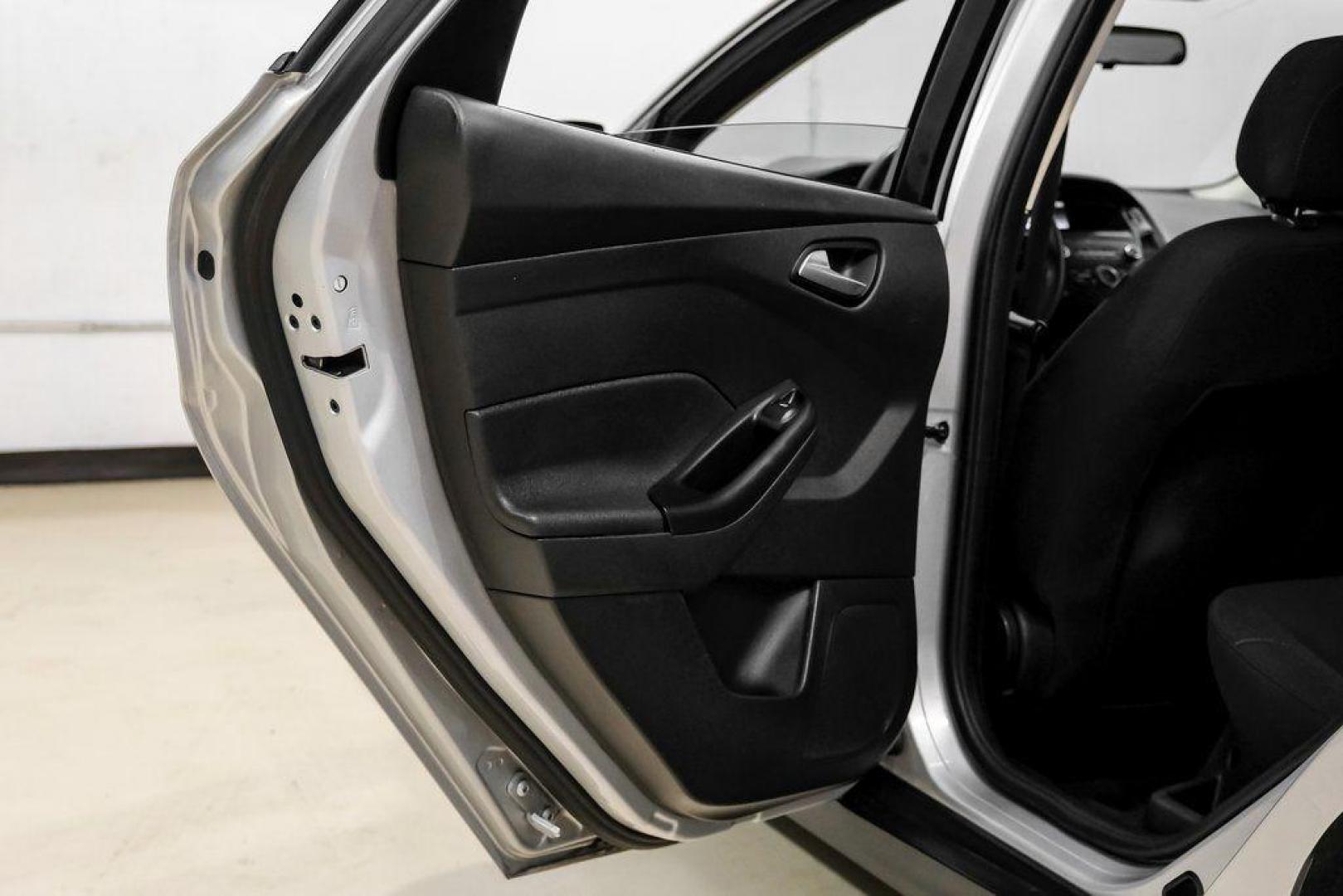 2018 Ingot Silver /Charcoal Black Ford Focus SE (1FADP3K28JL) with an 2.0L I4 DGI Ti-VCT engine, Automatic transmission, located at 15300 Midway Rd., Addison, TX, 75001, (972) 702-0011, 32.958321, -96.838074 - Photo#46