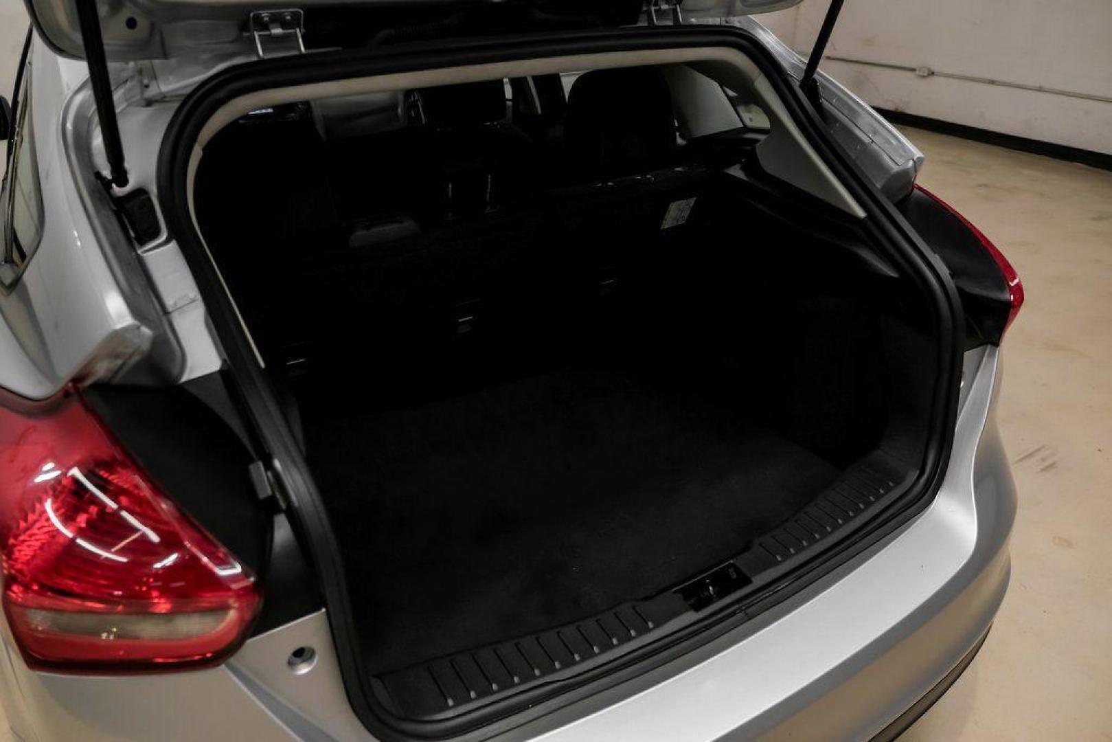 2018 Ingot Silver /Charcoal Black Ford Focus SE (1FADP3K28JL) with an 2.0L I4 DGI Ti-VCT engine, Automatic transmission, located at 15300 Midway Rd., Addison, TX, 75001, (972) 702-0011, 32.958321, -96.838074 - Photo#54