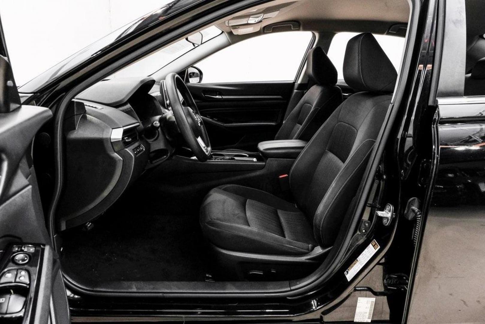 2021 Super Black Clearcoat /Charcoal Nissan Altima 2.5 SV (1N4BL4DV3MN) with an 2.5L 4-Cylinder DOHC 16V engine, CVT transmission, located at 15300 Midway Rd., Addison, TX, 75001, (972) 702-0011, 32.958321, -96.838074 - Photo#3