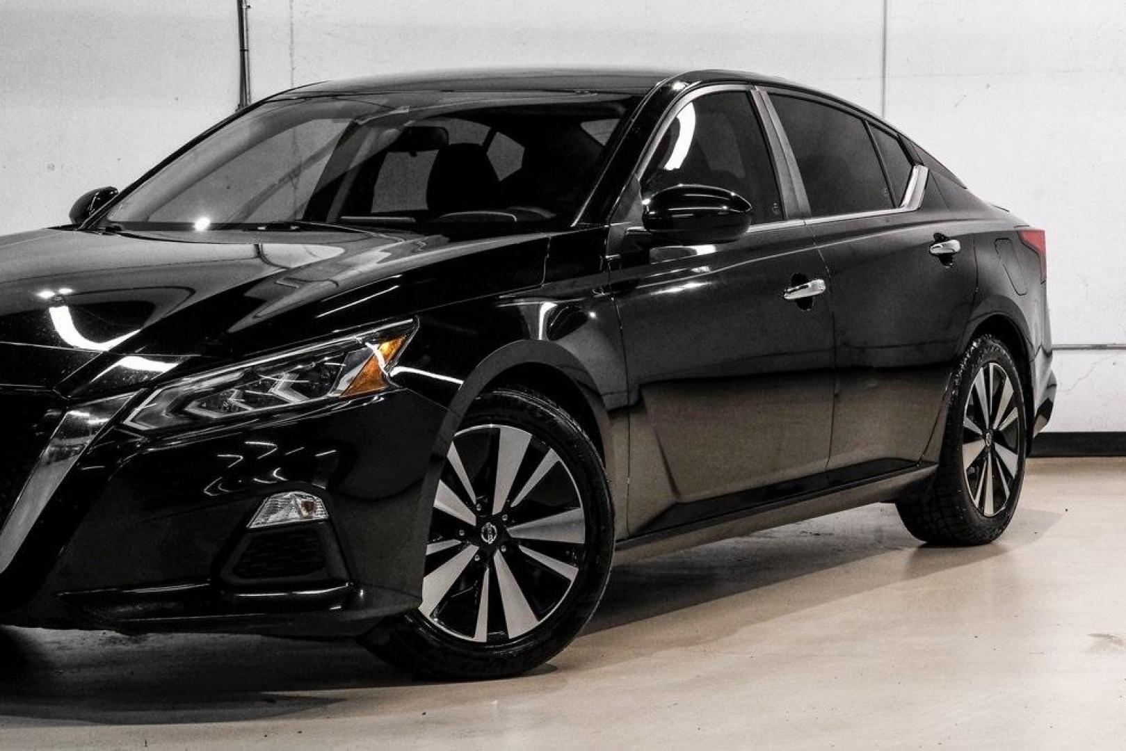 2021 Super Black Clearcoat /Charcoal Nissan Altima 2.5 SV (1N4BL4DV3MN) with an 2.5L 4-Cylinder DOHC 16V engine, CVT transmission, located at 15300 Midway Rd., Addison, TX, 75001, (972) 702-0011, 32.958321, -96.838074 - Photo#5