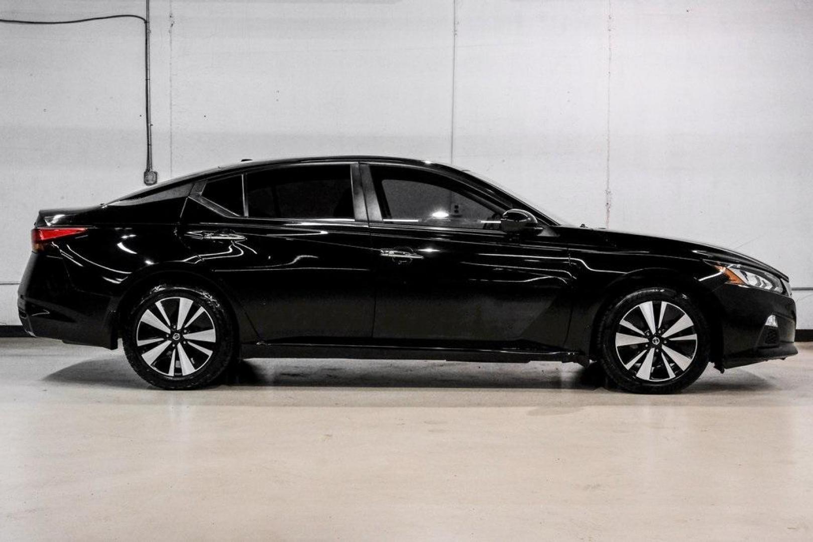 2021 Super Black Clearcoat /Charcoal Nissan Altima 2.5 SV (1N4BL4DV3MN) with an 2.5L 4-Cylinder DOHC 16V engine, CVT transmission, located at 15300 Midway Rd., Addison, TX, 75001, (972) 702-0011, 32.958321, -96.838074 - Photo#8