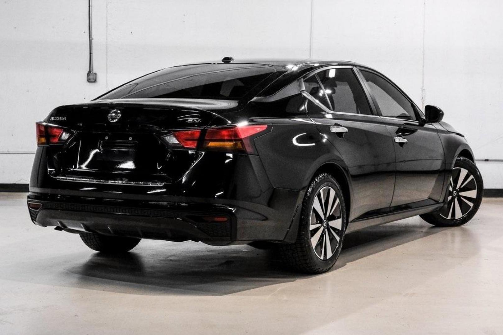 2021 Super Black Clearcoat /Charcoal Nissan Altima 2.5 SV (1N4BL4DV3MN) with an 2.5L 4-Cylinder DOHC 16V engine, CVT transmission, located at 15300 Midway Rd., Addison, TX, 75001, (972) 702-0011, 32.958321, -96.838074 - Photo#9
