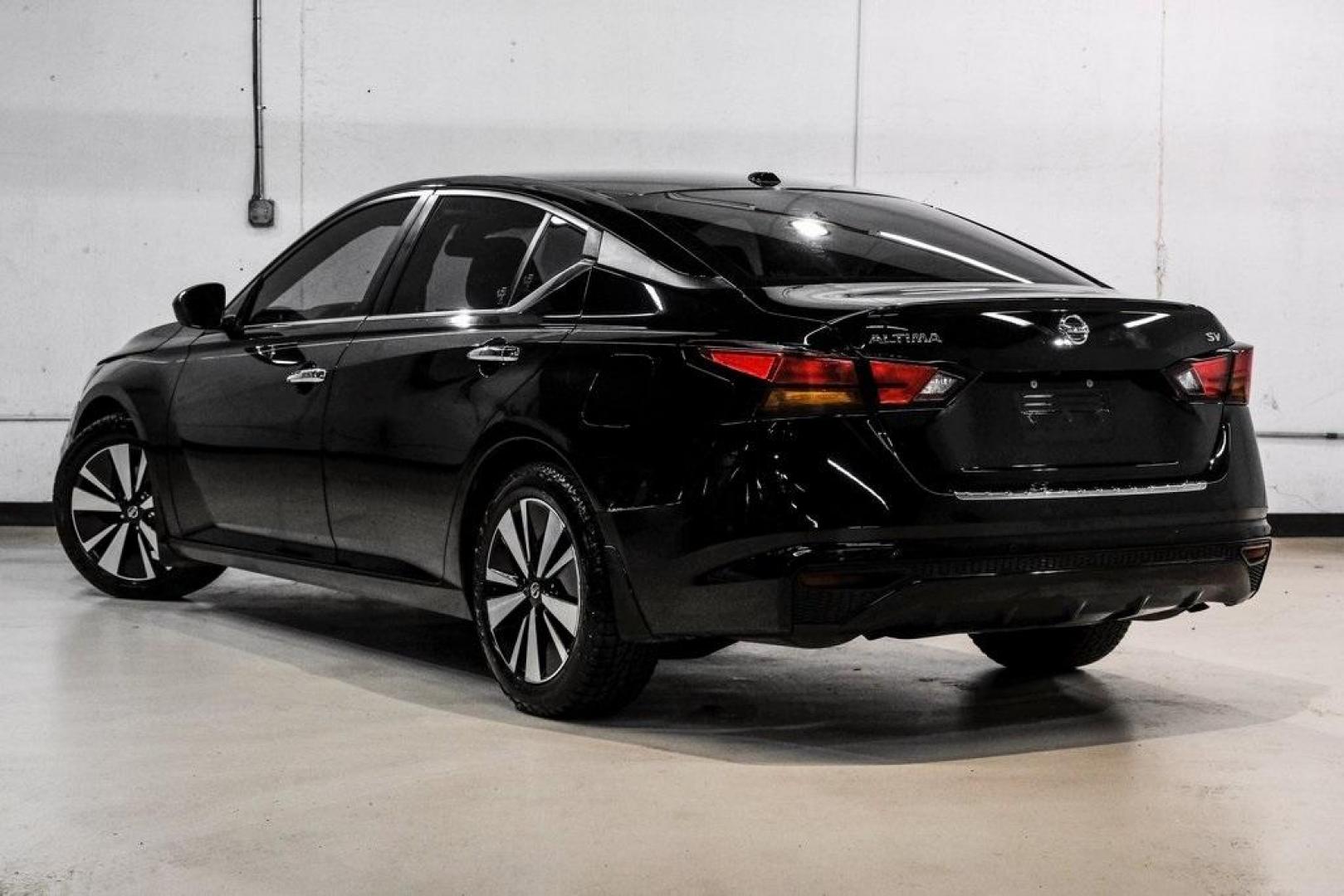 2021 Super Black Clearcoat /Charcoal Nissan Altima 2.5 SV (1N4BL4DV3MN) with an 2.5L 4-Cylinder DOHC 16V engine, CVT transmission, located at 15300 Midway Rd., Addison, TX, 75001, (972) 702-0011, 32.958321, -96.838074 - Photo#11
