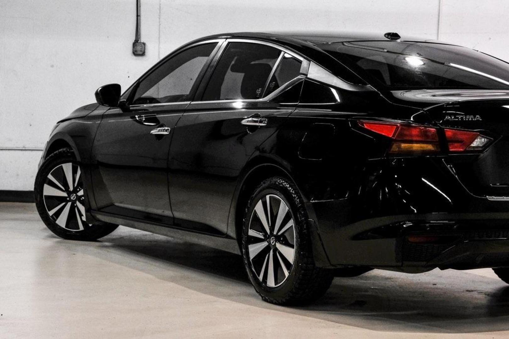 2021 Super Black Clearcoat /Charcoal Nissan Altima 2.5 SV (1N4BL4DV3MN) with an 2.5L 4-Cylinder DOHC 16V engine, CVT transmission, located at 15300 Midway Rd., Addison, TX, 75001, (972) 702-0011, 32.958321, -96.838074 - Photo#12