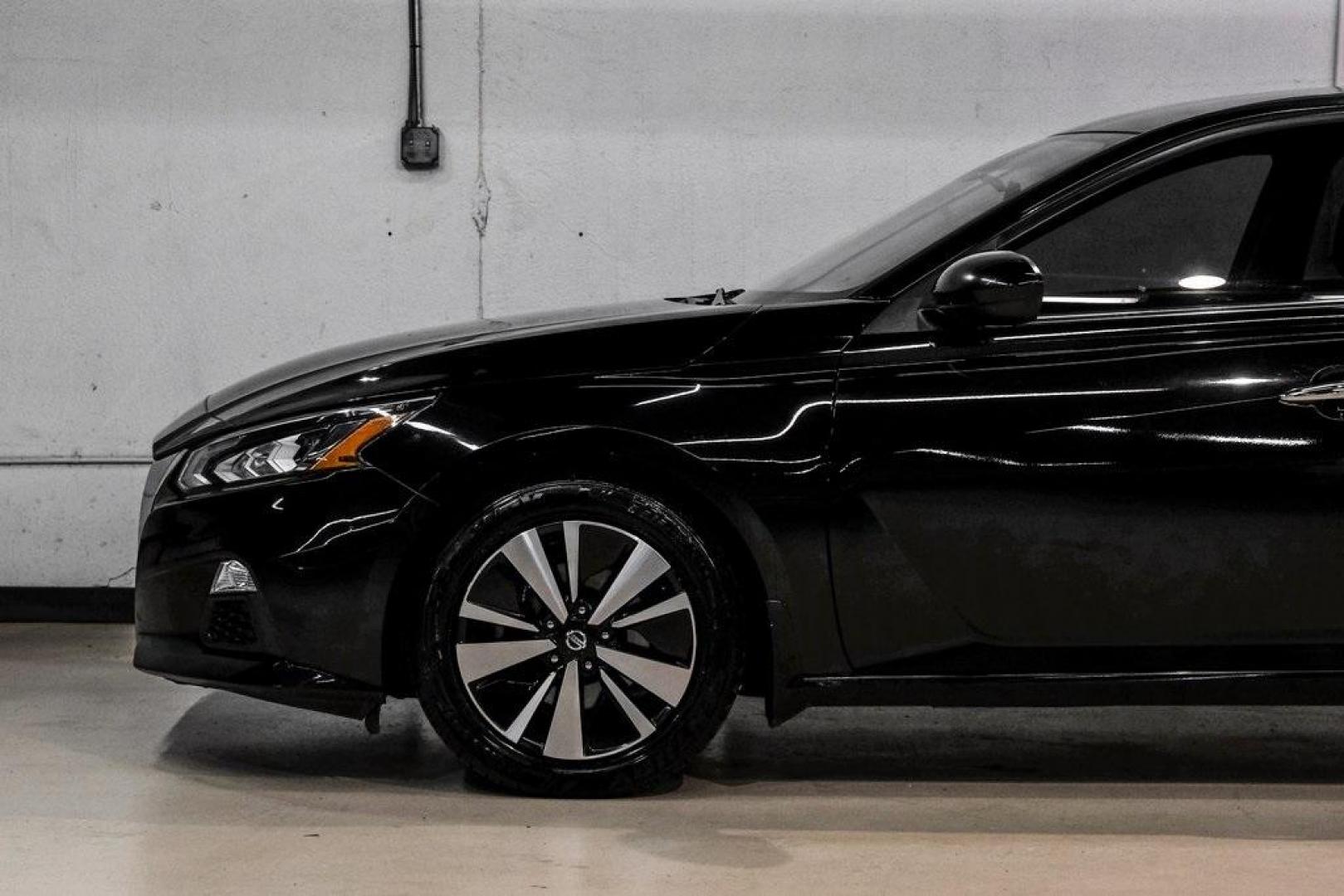 2021 Super Black Clearcoat /Charcoal Nissan Altima 2.5 SV (1N4BL4DV3MN) with an 2.5L 4-Cylinder DOHC 16V engine, CVT transmission, located at 15300 Midway Rd., Addison, TX, 75001, (972) 702-0011, 32.958321, -96.838074 - Photo#15