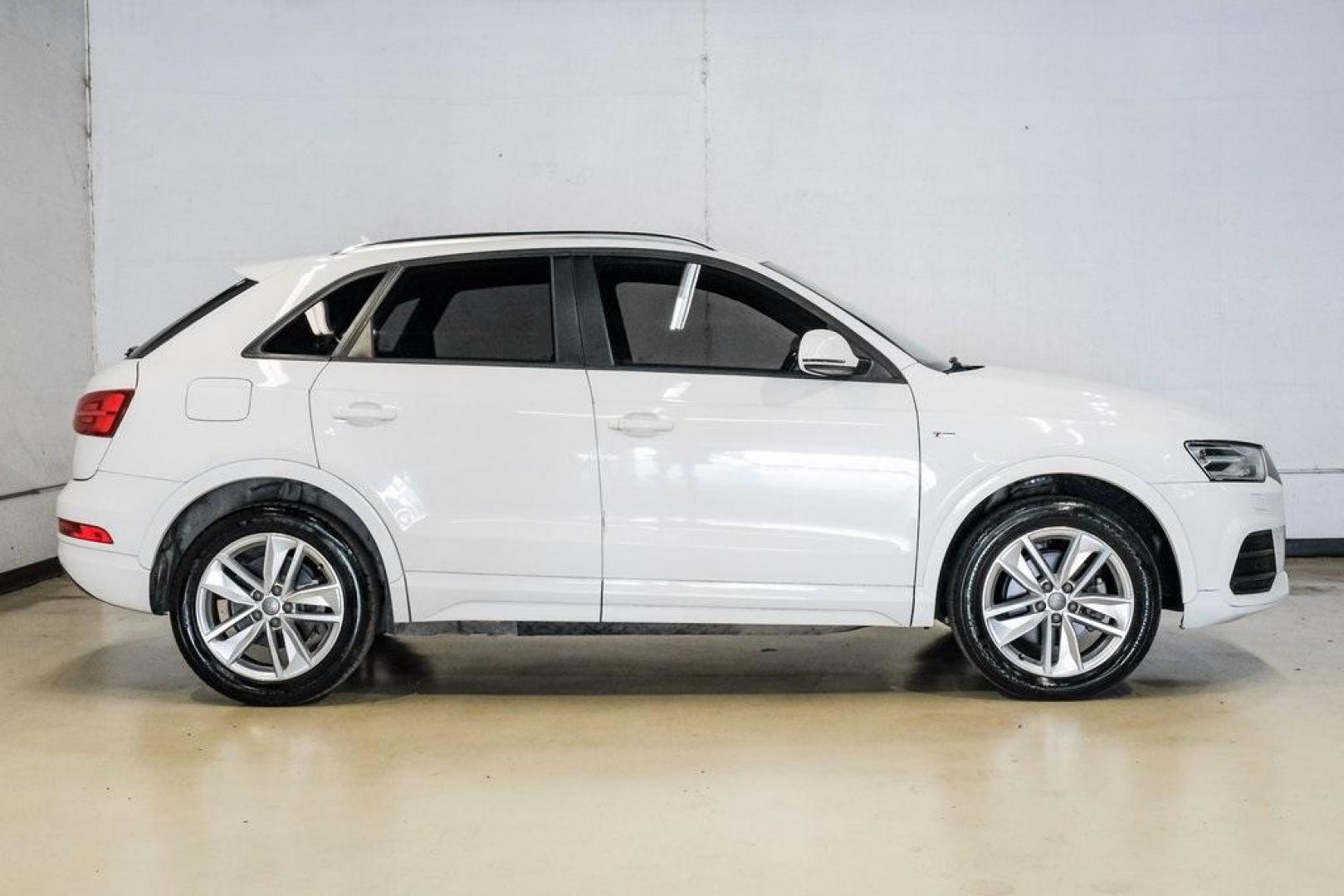 2018 White /Black Audi Q3 2.0T Premium (WA1BCCFS0JR) with an 2.0L 4-Cylinder TFSI engine, Automatic transmission, located at 15300 Midway Rd., Addison, TX, 75001, (972) 702-0011, 32.958321, -96.838074 - Photo#9