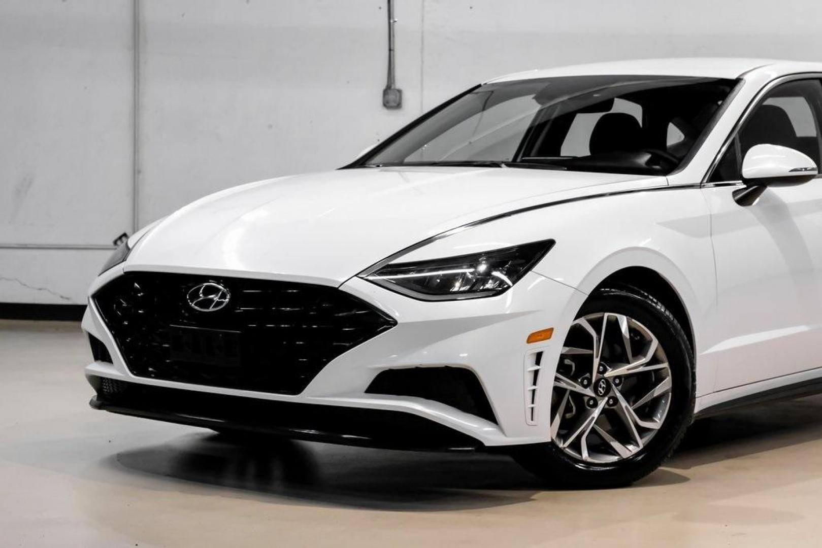 2022 Quartz White /Black Hyundai Sonata SEL (KMHL64JA1NA) with an 2.5L I4 engine, Automatic transmission, located at 15300 Midway Rd., Addison, TX, 75001, (972) 702-0011, 32.958321, -96.838074 - Photo#4