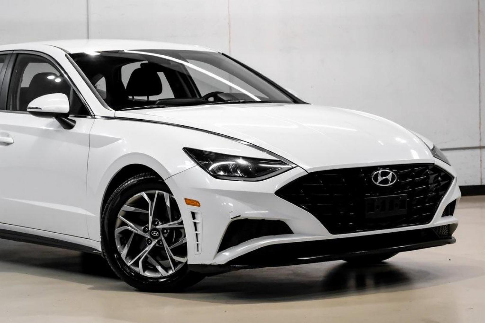2022 Quartz White /Black Hyundai Sonata SEL (KMHL64JA1NA) with an 2.5L I4 engine, Automatic transmission, located at 15300 Midway Rd., Addison, TX, 75001, (972) 702-0011, 32.958321, -96.838074 - Photo#9