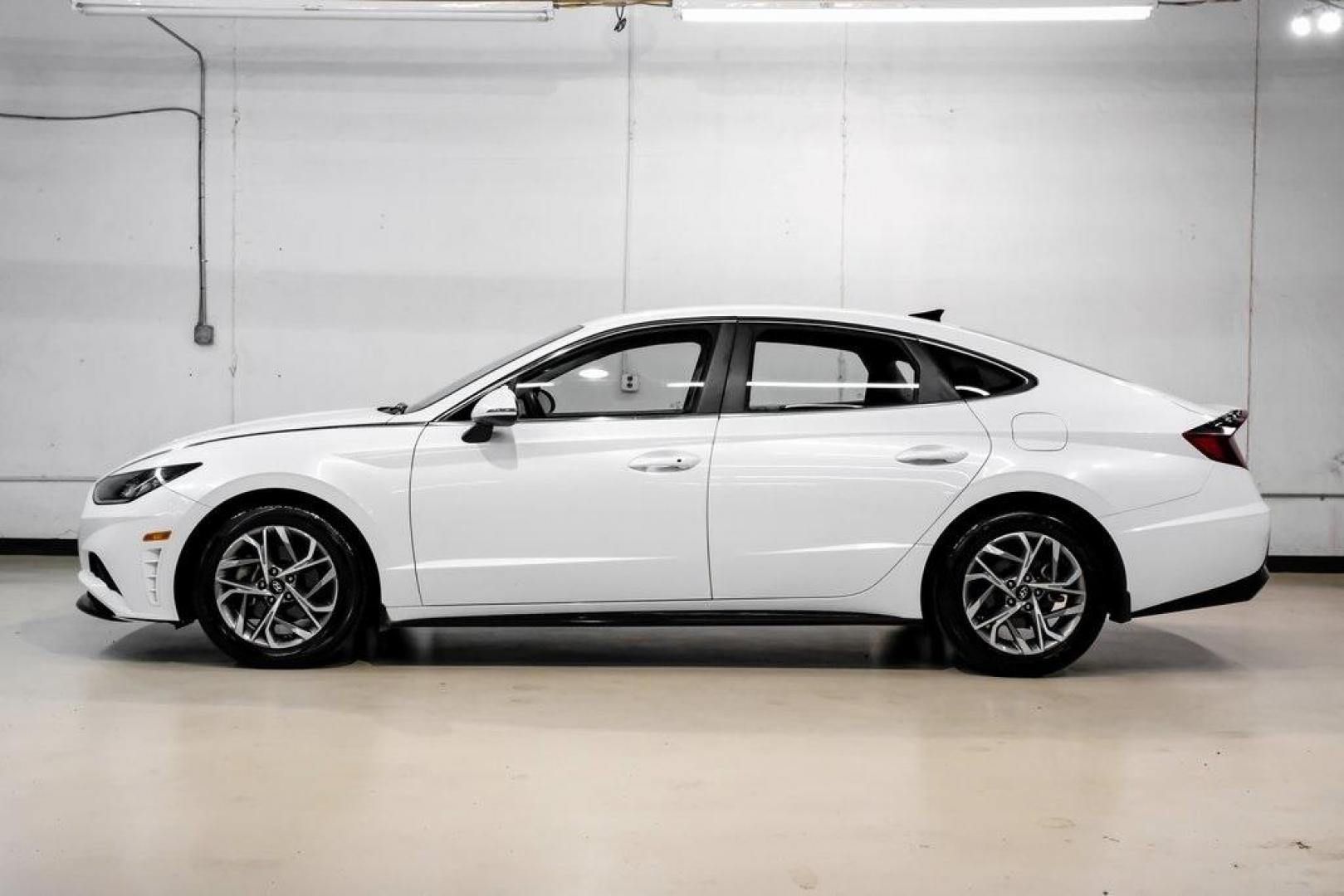 2022 Quartz White /Black Hyundai Sonata SEL (KMHL64JA1NA) with an 2.5L I4 engine, Automatic transmission, located at 15300 Midway Rd., Addison, TX, 75001, (972) 702-0011, 32.958321, -96.838074 - Photo#18