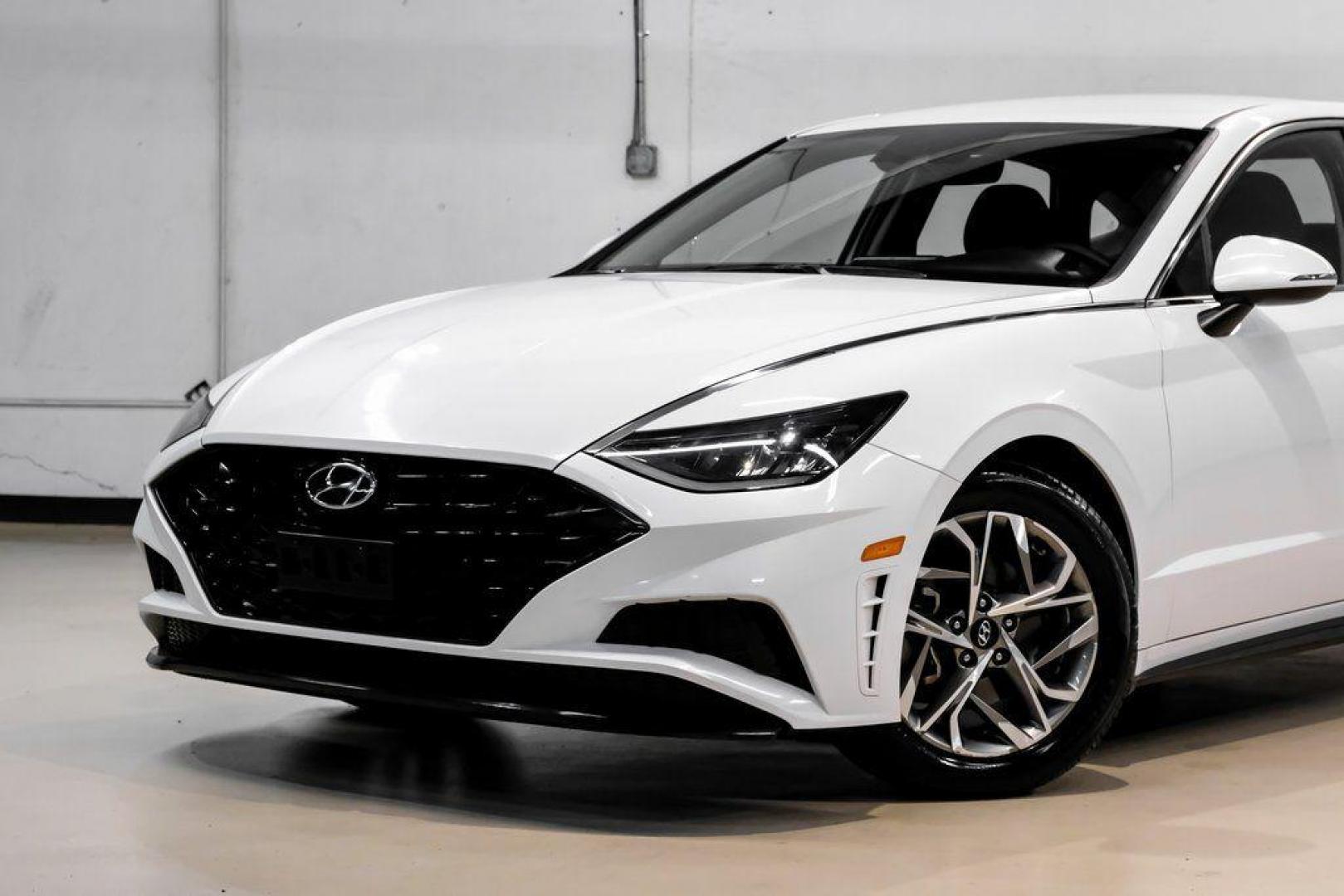 2022 Quartz White /Black Hyundai Sonata SEL (KMHL64JA1NA) with an 2.5L I4 engine, Automatic transmission, located at 15300 Midway Rd., Addison, TX, 75001, (972) 702-0011, 32.958321, -96.838074 - Photo#4