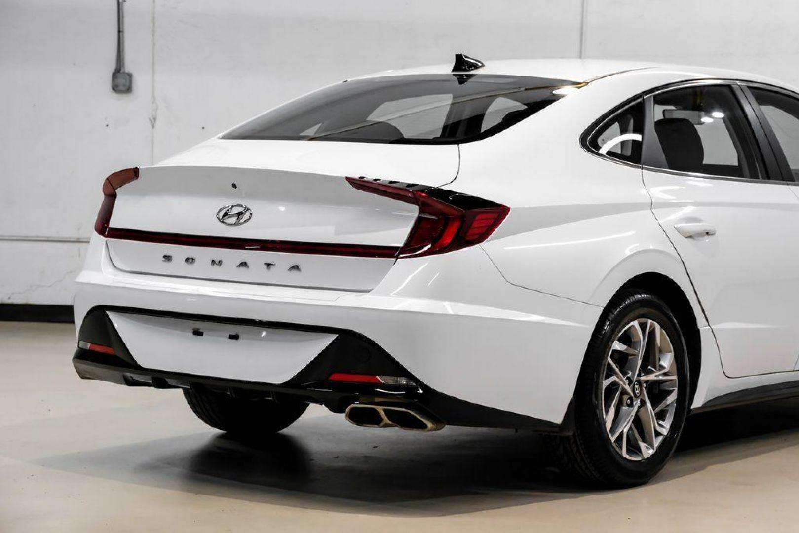 2022 Quartz White /Black Hyundai Sonata SEL (KMHL64JA1NA) with an 2.5L I4 engine, Automatic transmission, located at 15300 Midway Rd., Addison, TX, 75001, (972) 702-0011, 32.958321, -96.838074 - Photo#12