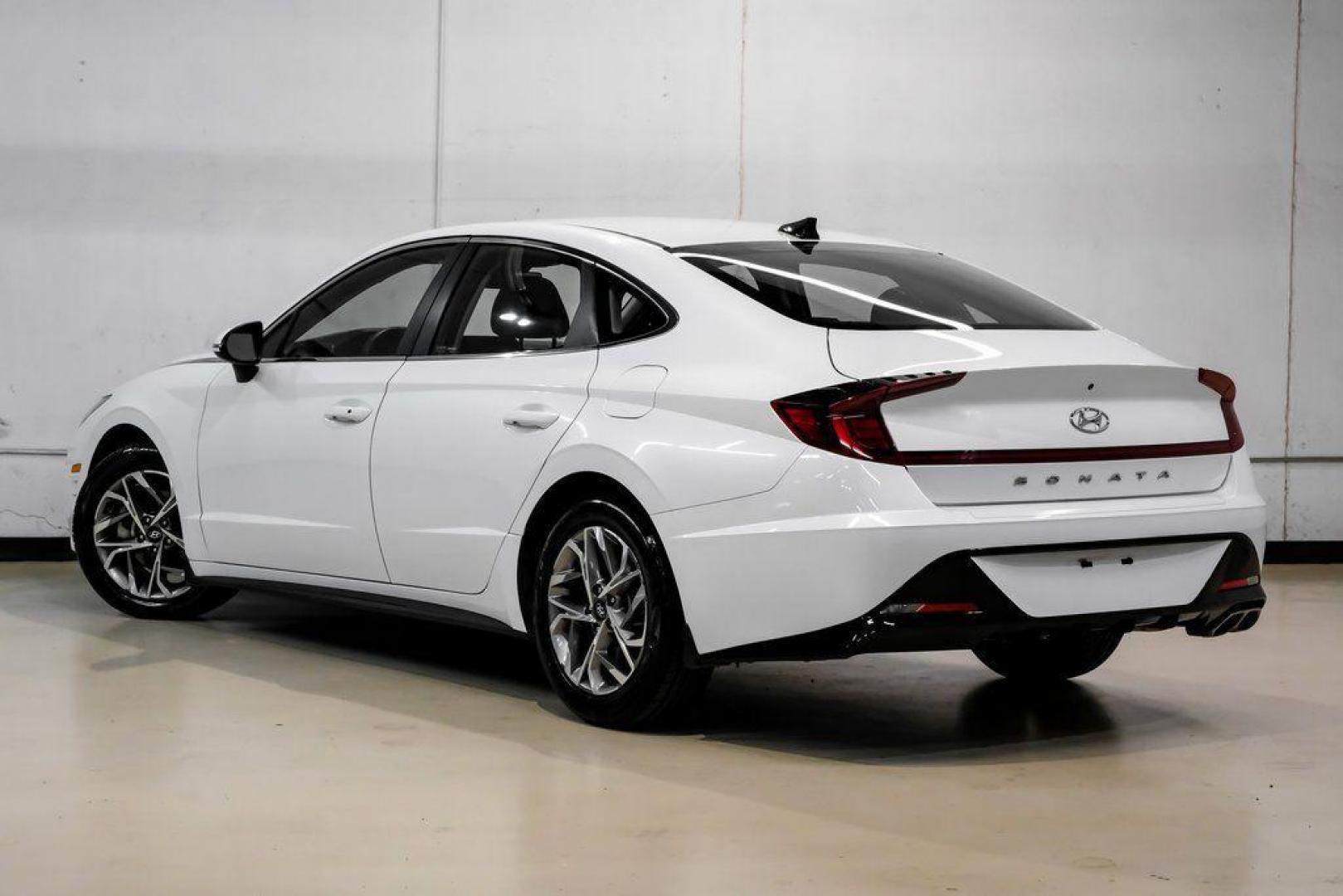 2022 Quartz White /Black Hyundai Sonata SEL (KMHL64JA1NA) with an 2.5L I4 engine, Automatic transmission, located at 15300 Midway Rd., Addison, TX, 75001, (972) 702-0011, 32.958321, -96.838074 - Photo#15