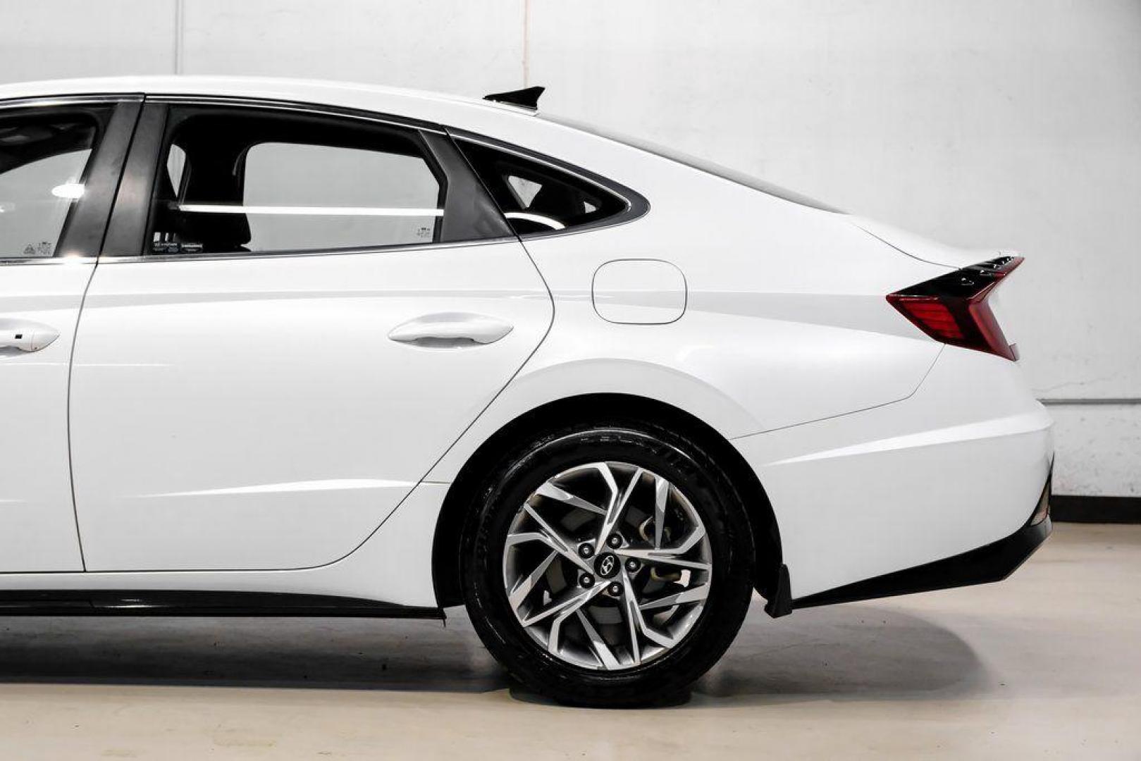 2022 Quartz White /Black Hyundai Sonata SEL (KMHL64JA1NA) with an 2.5L I4 engine, Automatic transmission, located at 15300 Midway Rd., Addison, TX, 75001, (972) 702-0011, 32.958321, -96.838074 - Photo#20