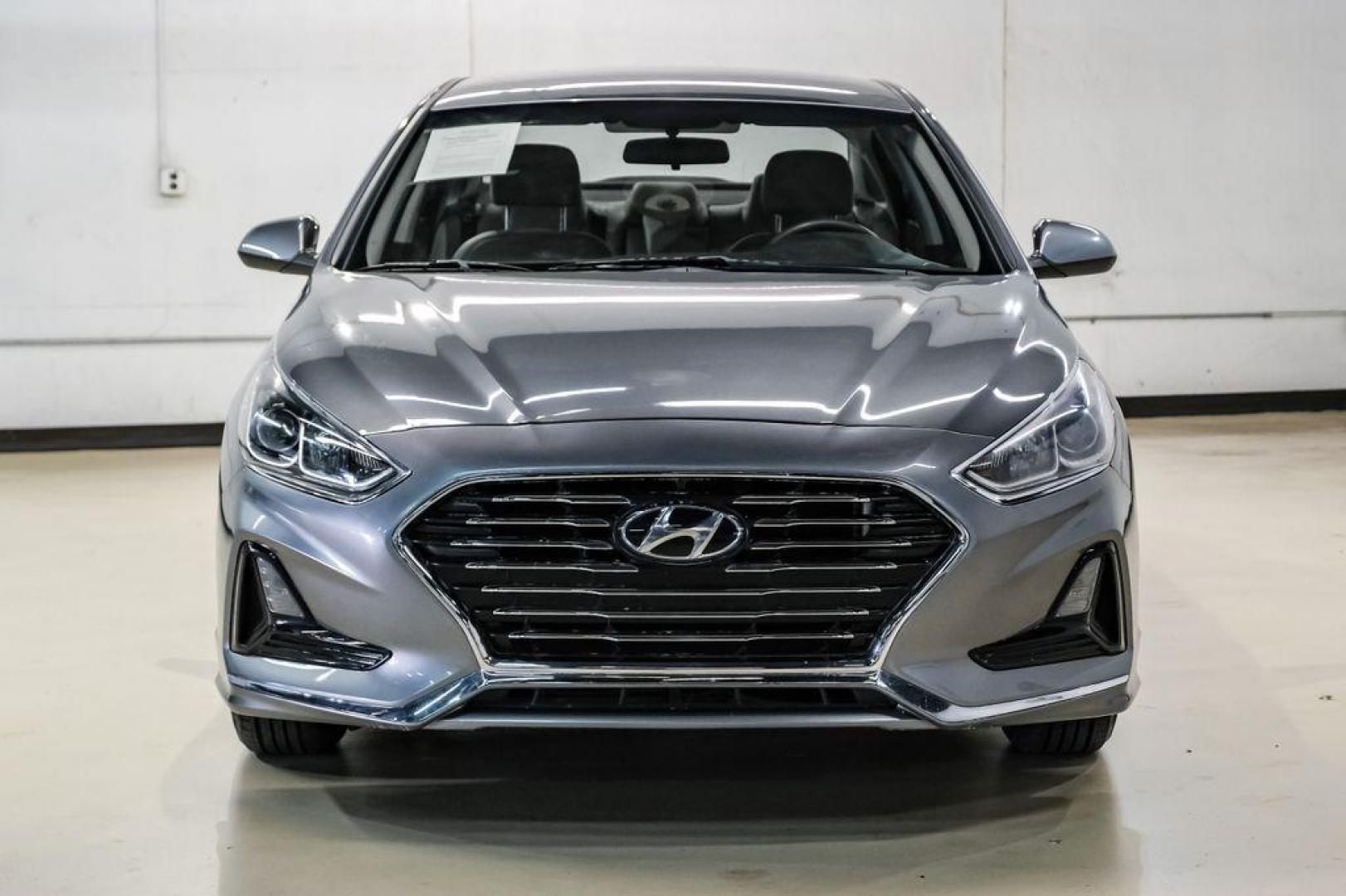 2019 Machine Gray /Gray Hyundai Sonata SE (5NPE24AF8KH) with an 2.4L I4 DGI DOHC 16V engine, Automatic transmission, located at 15300 Midway Rd., Addison, TX, 75001, (972) 702-0011, 32.958321, -96.838074 - Photo#4