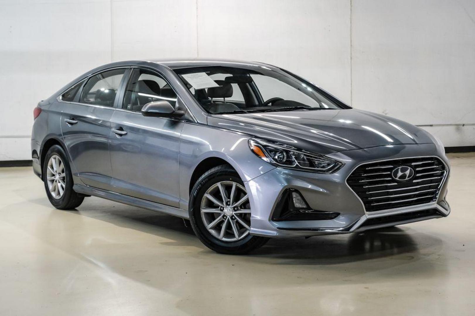 2019 Machine Gray /Gray Hyundai Sonata SE (5NPE24AF8KH) with an 2.4L I4 DGI DOHC 16V engine, Automatic transmission, located at 15300 Midway Rd., Addison, TX, 75001, (972) 702-0011, 32.958321, -96.838074 - Photo#5