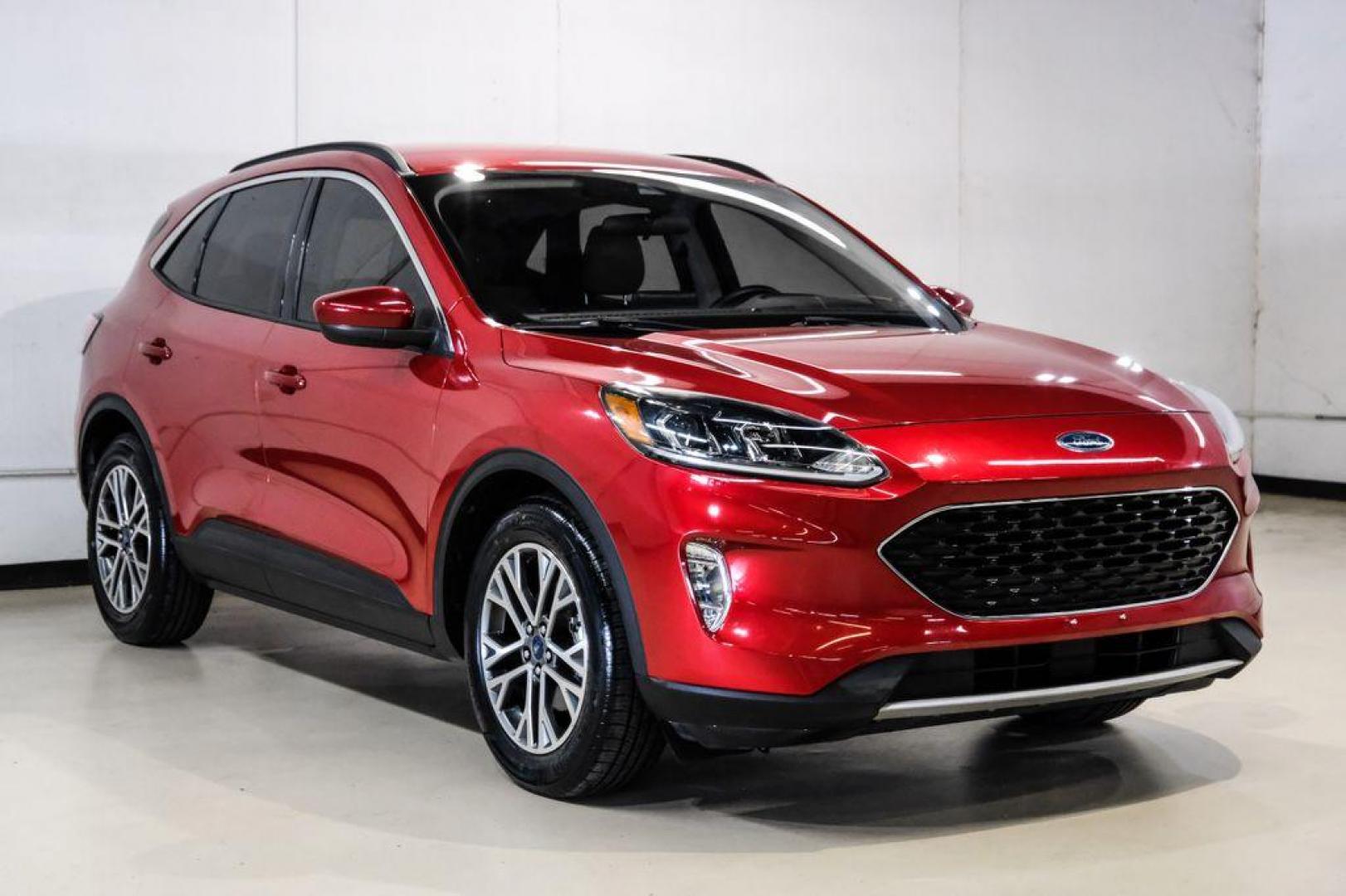 2020 Red Metallic /Sandstone Ford Escape SEL (1FMCU0H66LU) with an 1.5L EcoBoost engine, Automatic transmission, located at 15300 Midway Rd., Addison, TX, 75001, (972) 702-0011, 32.958321, -96.838074 - Photo#5