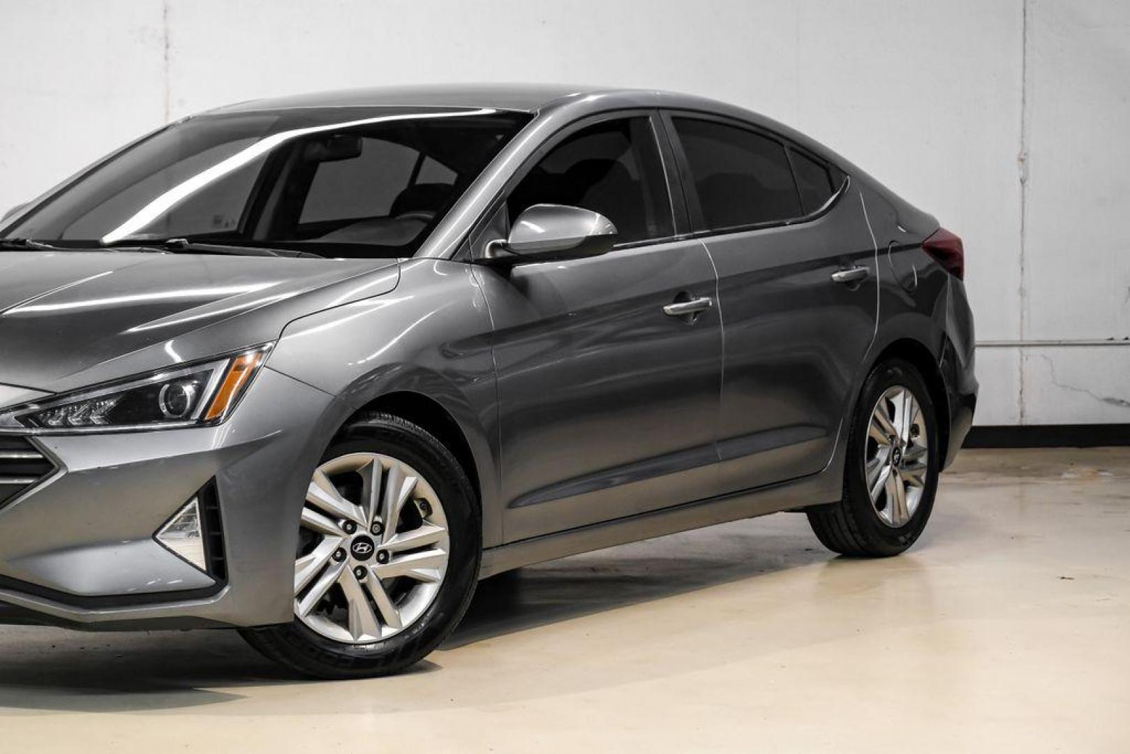 2020 Machine Gray /Black Hyundai Elantra SEL (5NPD84LFXLH) with an 2.0L 4-Cylinder DOHC 16V engine, CVT transmission, located at 15300 Midway Rd., Addison, TX, 75001, (972) 702-0011, 32.958321, -96.838074 - Photo#5