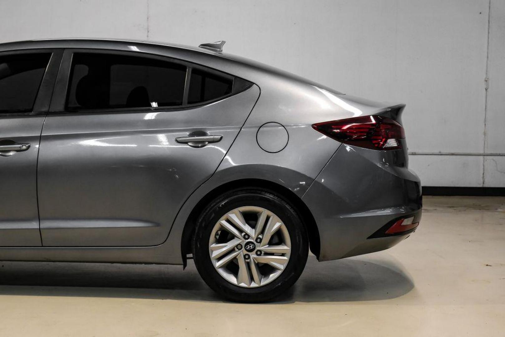 2020 Machine Gray /Black Hyundai Elantra SEL (5NPD84LFXLH) with an 2.0L 4-Cylinder DOHC 16V engine, CVT transmission, located at 15300 Midway Rd., Addison, TX, 75001, (972) 702-0011, 32.958321, -96.838074 - Photo#16
