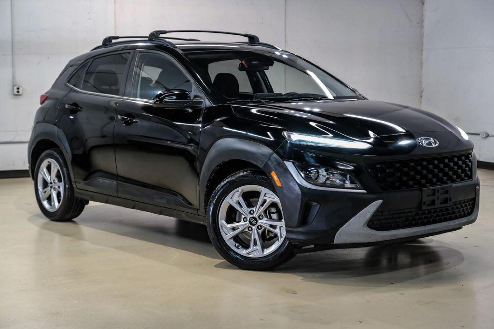 2022 Ultra Black /Black Hyundai Kona SEL (KM8K62AB1NU) with an 2.0L I4 MPI DOHC 16V LEV3-ULEV70 147hp engine, CVT transmission, located at 15300 Midway Rd., Addison, TX, 75001, (972) 702-0011, 32.958321, -96.838074 - Photo#5