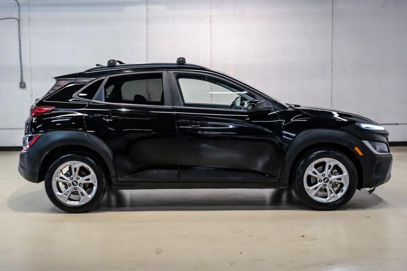 2022 Ultra Black /Black Hyundai Kona SEL (KM8K62AB1NU) with an 2.0L I4 MPI DOHC 16V LEV3-ULEV70 147hp engine, CVT transmission, located at 15300 Midway Rd., Addison, TX, 75001, (972) 702-0011, 32.958321, -96.838074 - Photo#6