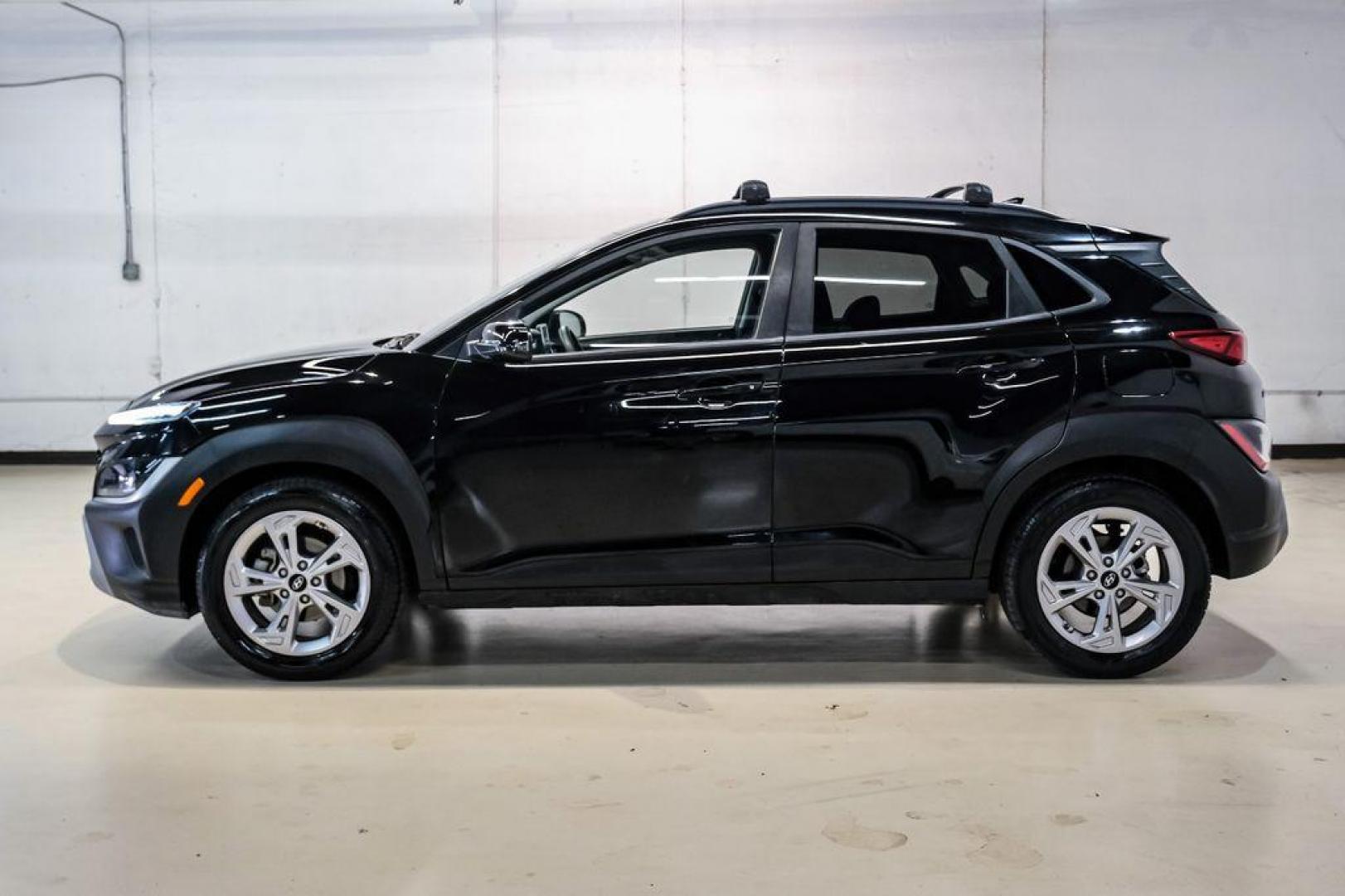 2022 Ultra Black /Black Hyundai Kona SEL (KM8K62AB1NU) with an 2.0L I4 MPI DOHC 16V LEV3-ULEV70 147hp engine, CVT transmission, located at 15300 Midway Rd., Addison, TX, 75001, (972) 702-0011, 32.958321, -96.838074 - Photo#10