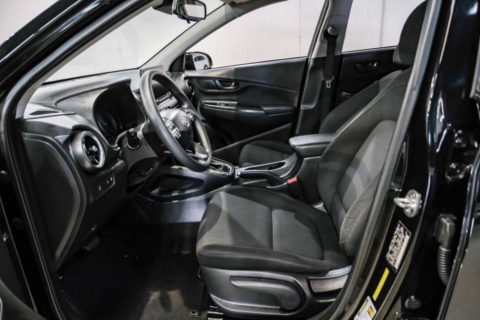 2022 Ultra Black /Black Hyundai Kona SEL (KM8K62AB1NU) with an 2.0L I4 MPI DOHC 16V LEV3-ULEV70 147hp engine, CVT transmission, located at 15300 Midway Rd., Addison, TX, 75001, (972) 702-0011, 32.958321, -96.838074 - Photo#3