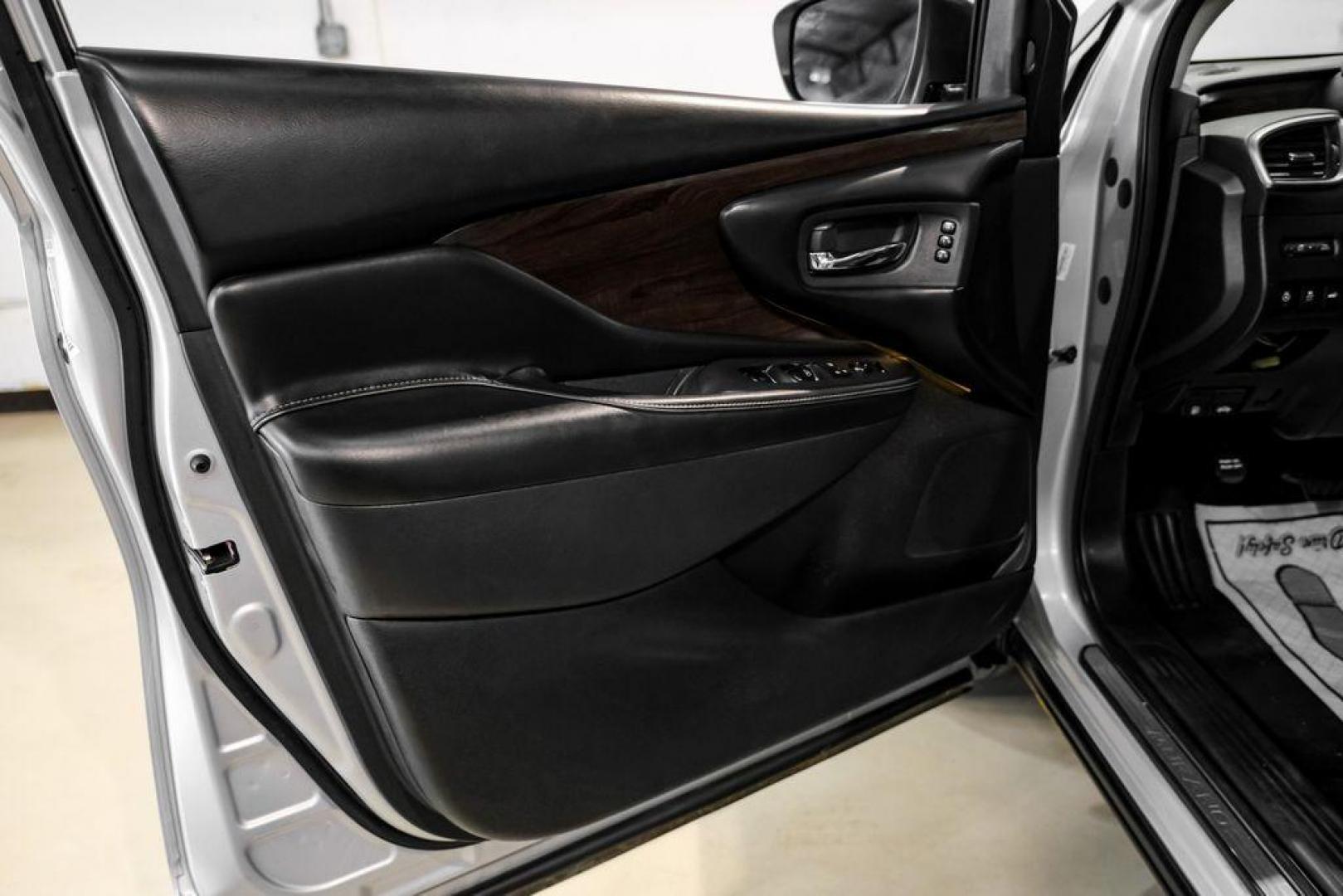 2020 Brilliant Silver Metallic /Graphite Nissan Murano Platinum (5N1AZ2DS3LN) with an 3.5L V6 DOHC 24V engine, CVT transmission, located at 15300 Midway Rd., Addison, TX, 75001, (972) 702-0011, 32.958321, -96.838074 - Photo#42