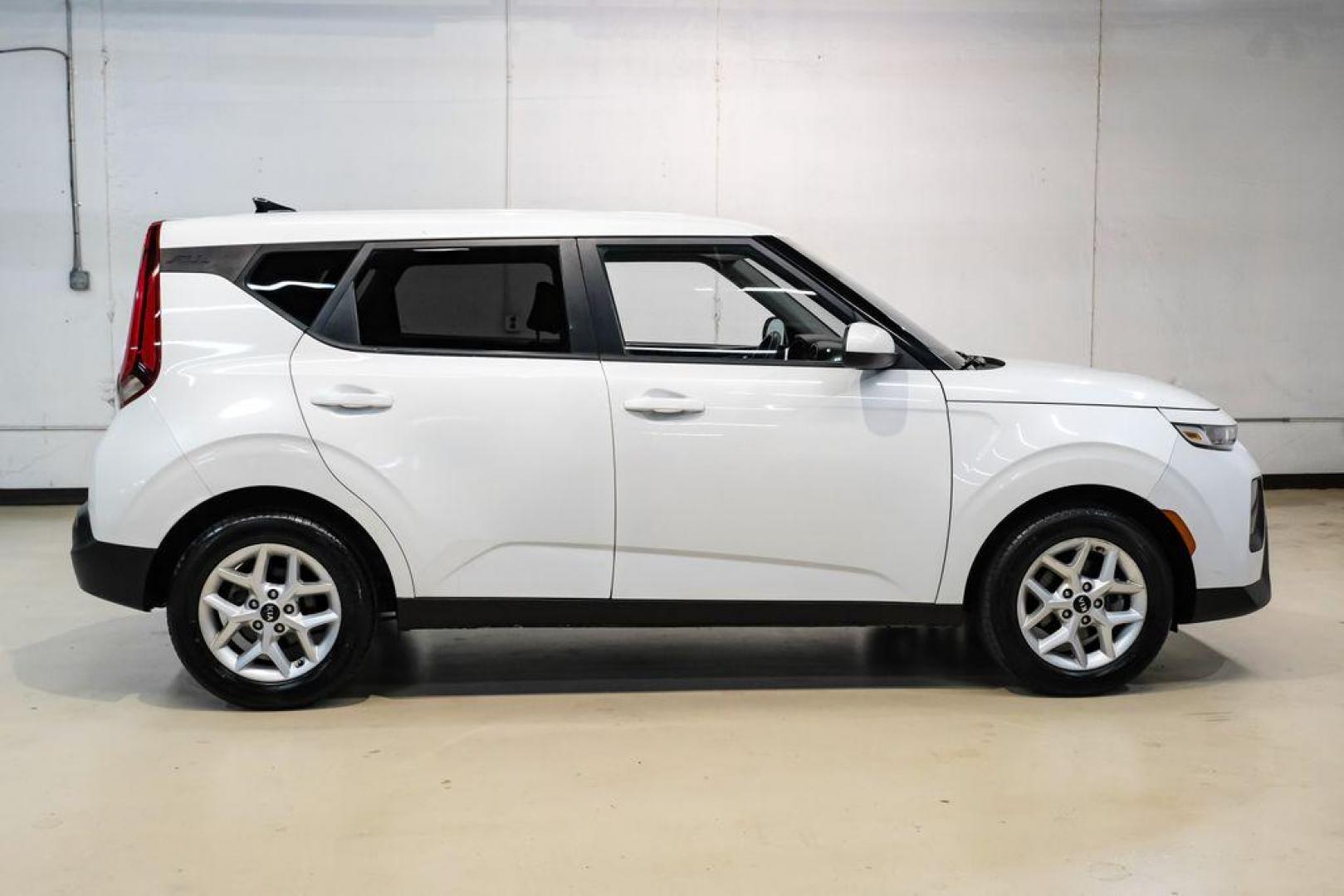 2021 Snow White Pearl /Black Kia Soul S (KNDJ23AUXM7) with an 2.0L I4 MPI DOHC 16V LEV3-SULEV30 147hp engine, CVT transmission, located at 15300 Midway Rd., Addison, TX, 75001, (972) 702-0011, 32.958321, -96.838074 - Photo#6