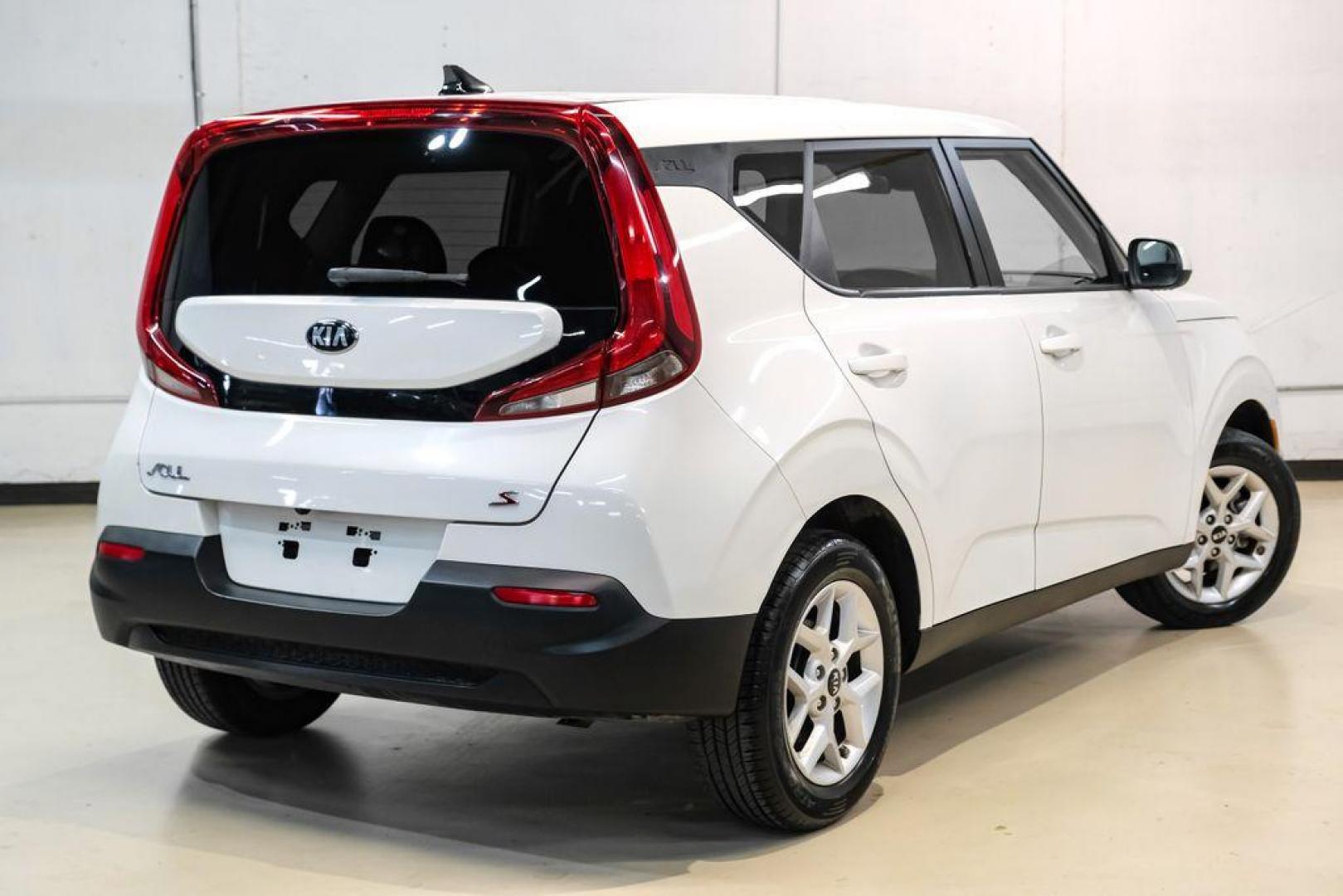 2021 Snow White Pearl /Black Kia Soul S (KNDJ23AUXM7) with an 2.0L I4 MPI DOHC 16V LEV3-SULEV30 147hp engine, CVT transmission, located at 15300 Midway Rd., Addison, TX, 75001, (972) 702-0011, 32.958321, -96.838074 - Photo#7