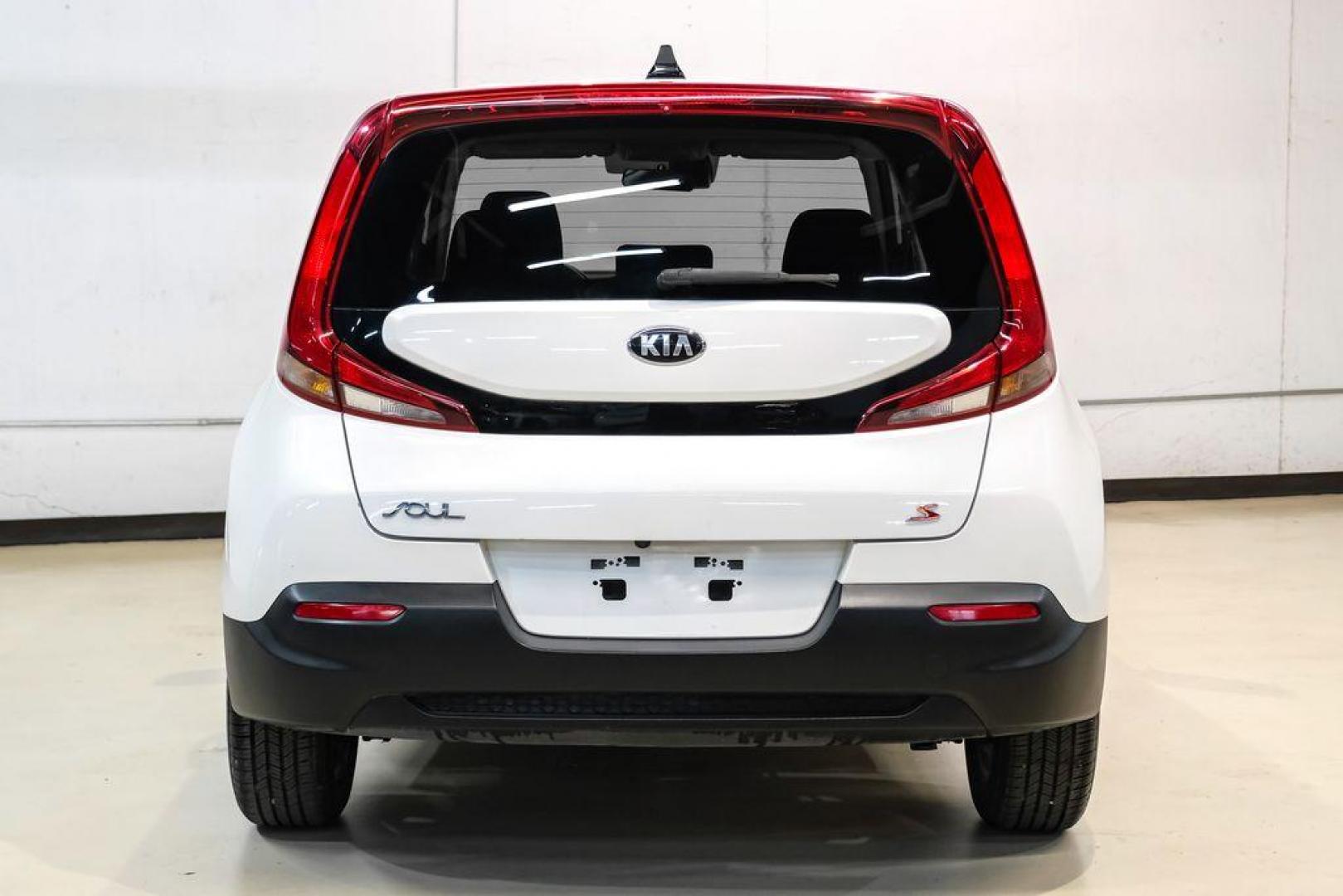 2021 Snow White Pearl /Black Kia Soul S (KNDJ23AUXM7) with an 2.0L I4 MPI DOHC 16V LEV3-SULEV30 147hp engine, CVT transmission, located at 15300 Midway Rd., Addison, TX, 75001, (972) 702-0011, 32.958321, -96.838074 - Photo#8