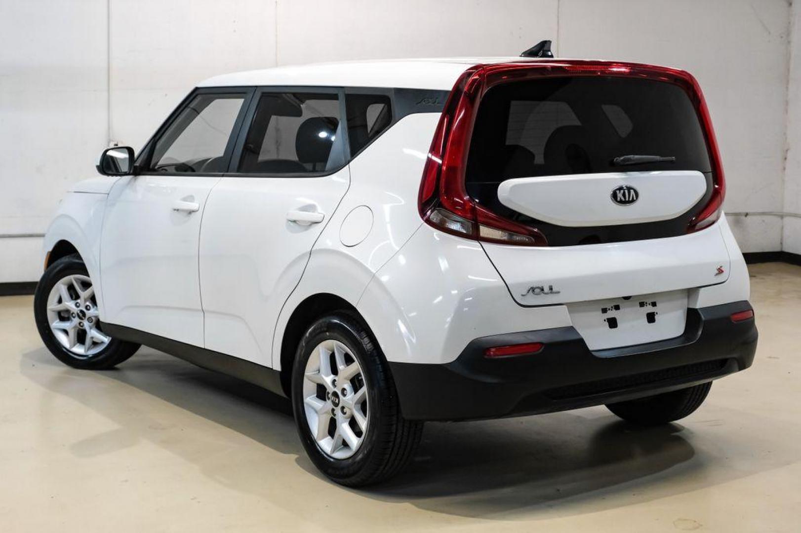 2021 Snow White Pearl /Black Kia Soul S (KNDJ23AUXM7) with an 2.0L I4 MPI DOHC 16V LEV3-SULEV30 147hp engine, CVT transmission, located at 15300 Midway Rd., Addison, TX, 75001, (972) 702-0011, 32.958321, -96.838074 - Photo#9