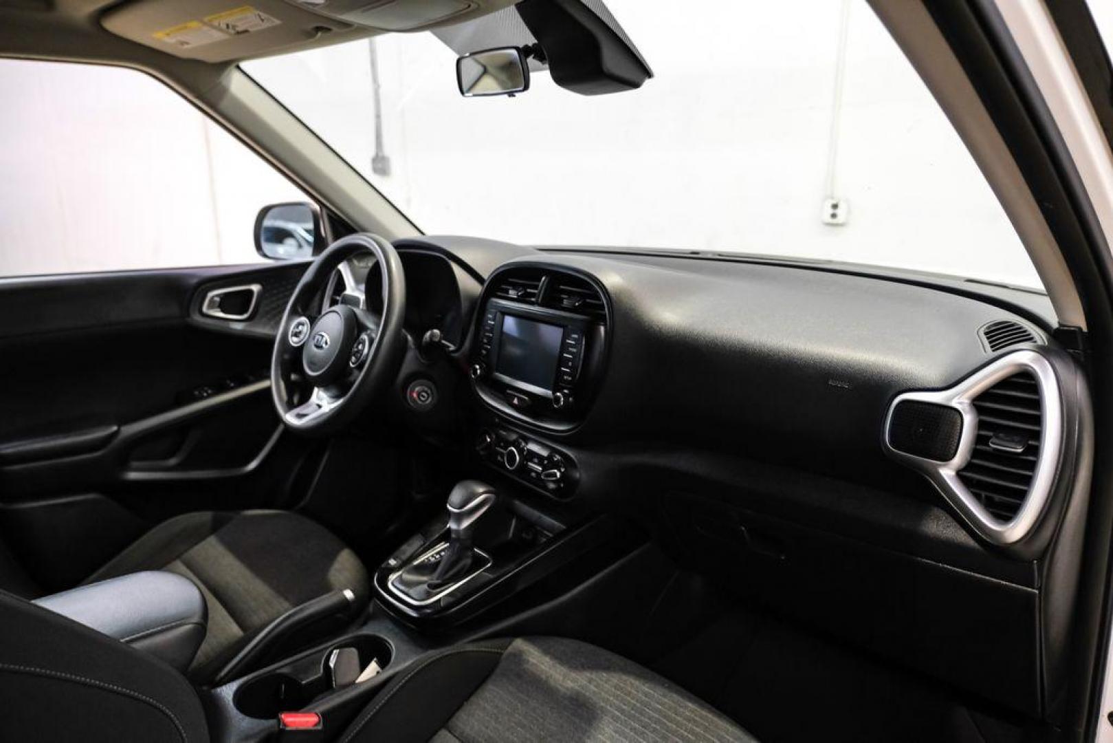2021 Snow White Pearl /Black Kia Soul S (KNDJ23AUXM7) with an 2.0L I4 MPI DOHC 16V LEV3-SULEV30 147hp engine, CVT transmission, located at 15300 Midway Rd., Addison, TX, 75001, (972) 702-0011, 32.958321, -96.838074 - Photo#11