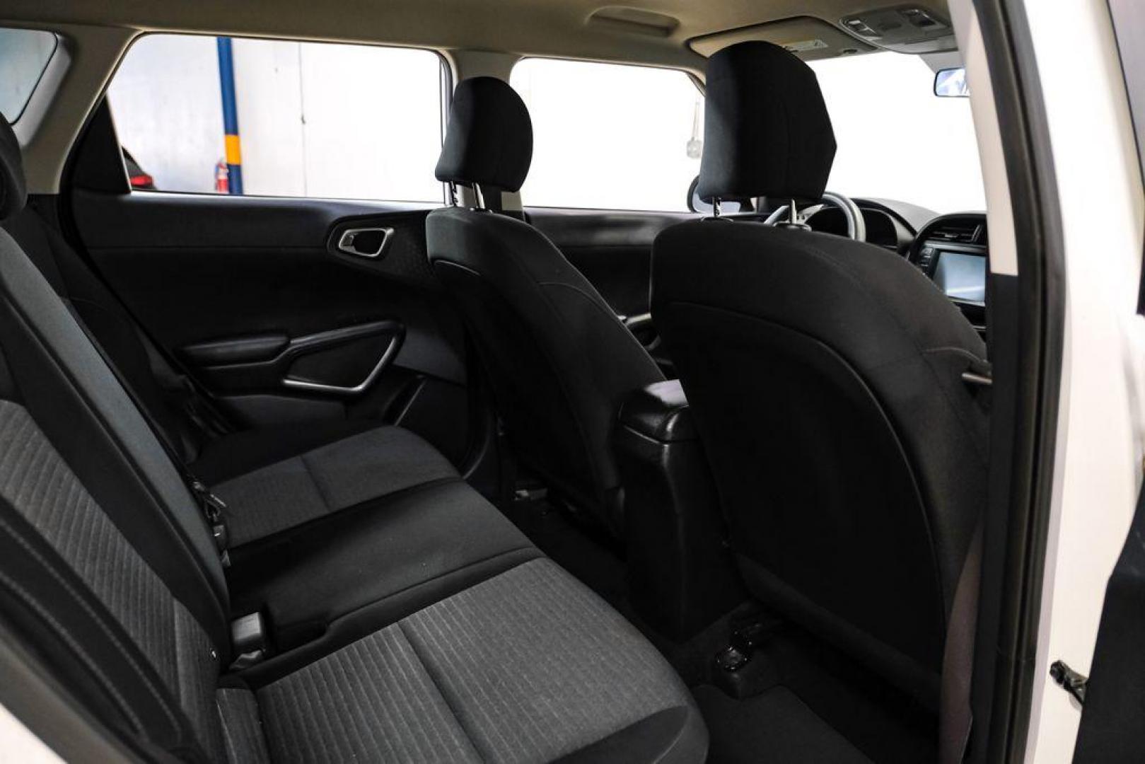 2021 Snow White Pearl /Black Kia Soul S (KNDJ23AUXM7) with an 2.0L I4 MPI DOHC 16V LEV3-SULEV30 147hp engine, CVT transmission, located at 15300 Midway Rd., Addison, TX, 75001, (972) 702-0011, 32.958321, -96.838074 - Photo#32