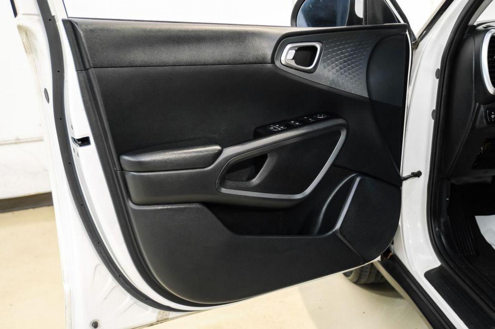 2021 Snow White Pearl /Black Kia Soul S (KNDJ23AUXM7) with an 2.0L I4 MPI DOHC 16V LEV3-SULEV30 147hp engine, CVT transmission, located at 15300 Midway Rd., Addison, TX, 75001, (972) 702-0011, 32.958321, -96.838074 - Photo#35