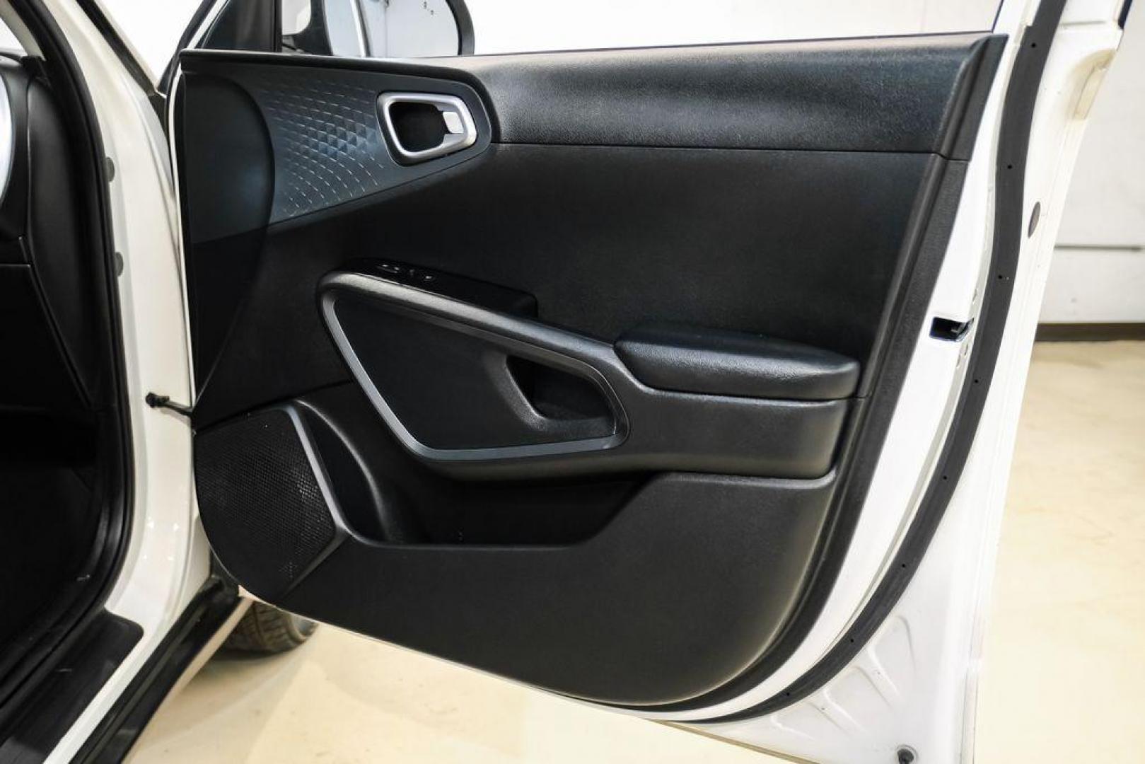 2021 Snow White Pearl /Black Kia Soul S (KNDJ23AUXM7) with an 2.0L I4 MPI DOHC 16V LEV3-SULEV30 147hp engine, CVT transmission, located at 15300 Midway Rd., Addison, TX, 75001, (972) 702-0011, 32.958321, -96.838074 - Photo#37