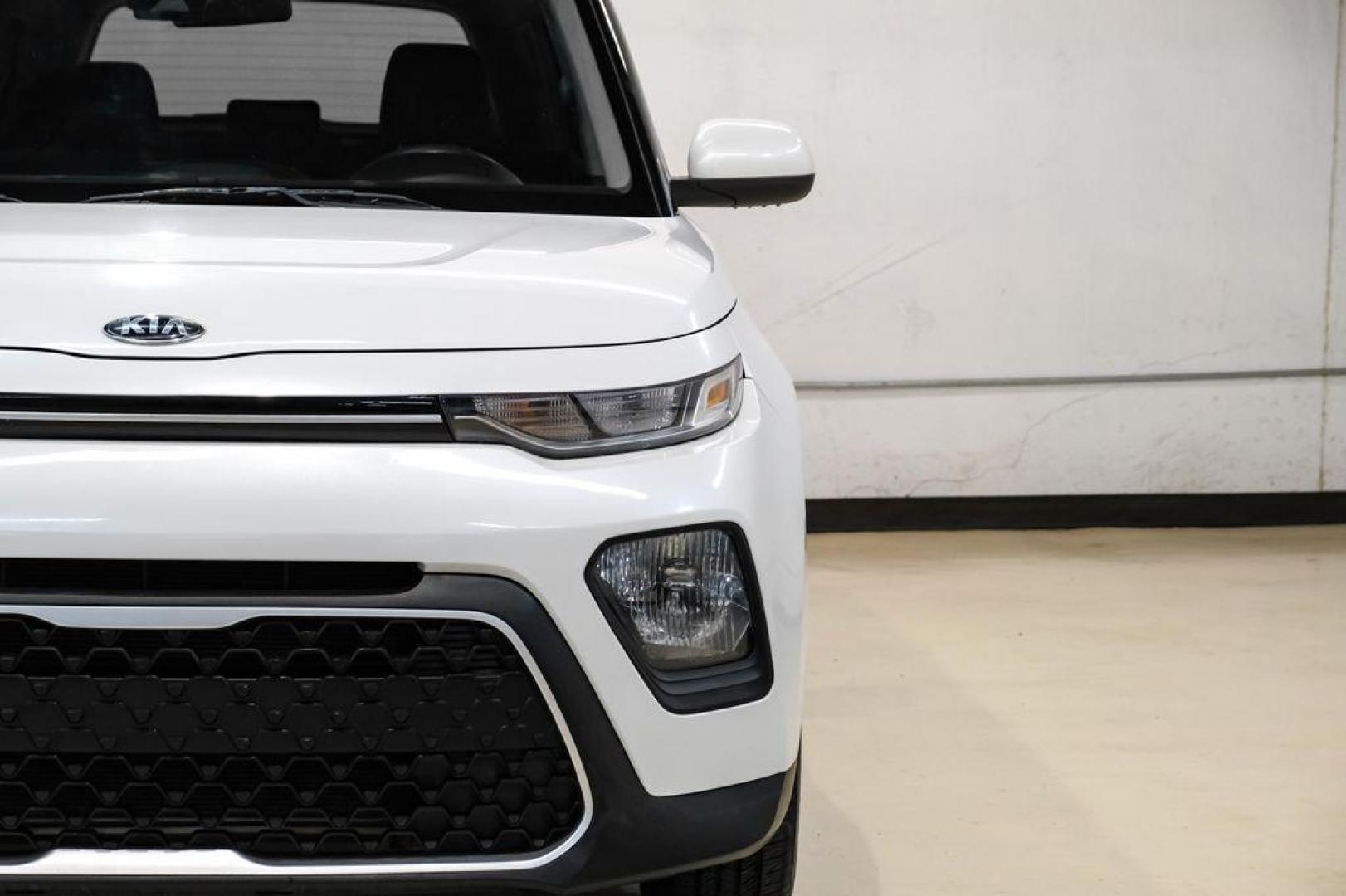 2021 Snow White Pearl /Black Kia Soul S (KNDJ23AUXM7) with an 2.0L I4 MPI DOHC 16V LEV3-SULEV30 147hp engine, CVT transmission, located at 15300 Midway Rd., Addison, TX, 75001, (972) 702-0011, 32.958321, -96.838074 - Photo#40