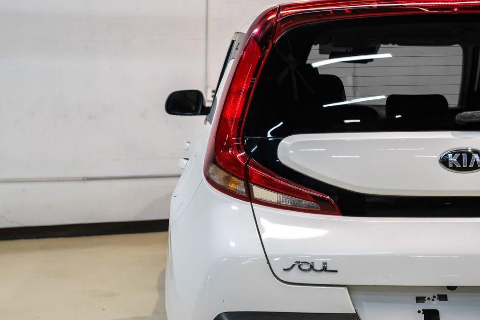 2021 Snow White Pearl /Black Kia Soul S (KNDJ23AUXM7) with an 2.0L I4 MPI DOHC 16V LEV3-SULEV30 147hp engine, CVT transmission, located at 15300 Midway Rd., Addison, TX, 75001, (972) 702-0011, 32.958321, -96.838074 - Photo#41