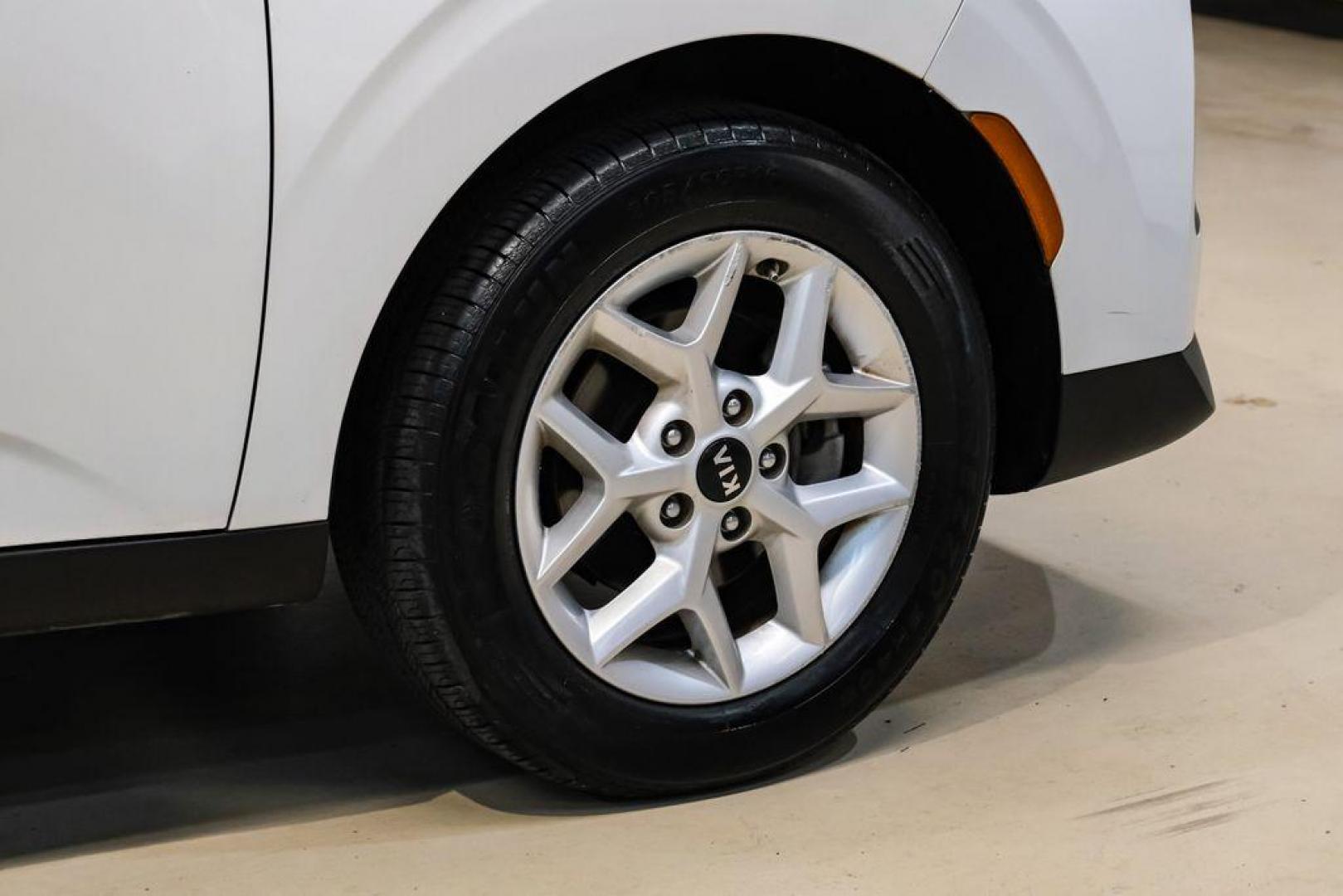 2021 Snow White Pearl /Black Kia Soul S (KNDJ23AUXM7) with an 2.0L I4 MPI DOHC 16V LEV3-SULEV30 147hp engine, CVT transmission, located at 15300 Midway Rd., Addison, TX, 75001, (972) 702-0011, 32.958321, -96.838074 - Photo#49